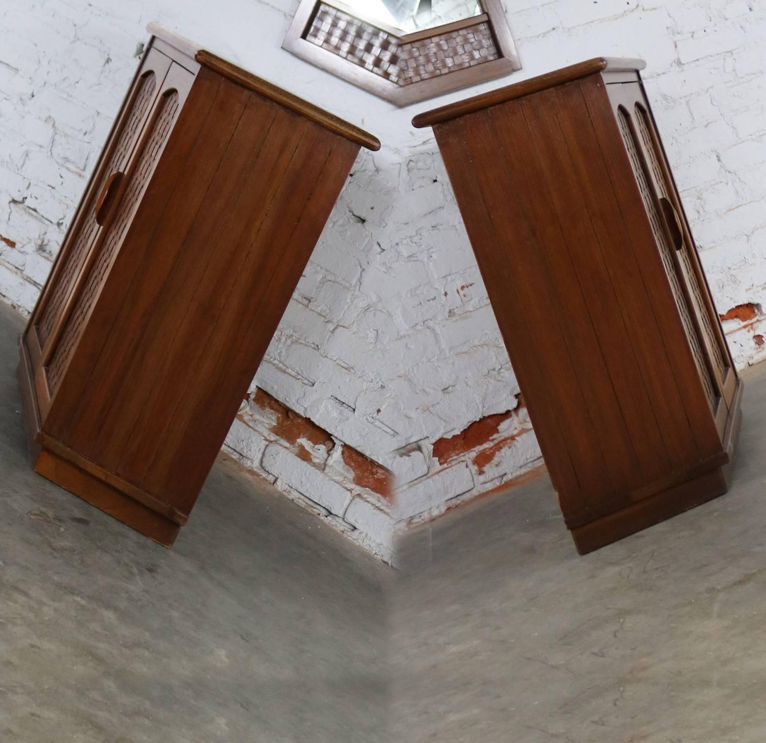 Console Cabinet and Mirror Basket Weave Style Lane Perception by Warren Church In Good Condition In Topeka, KS