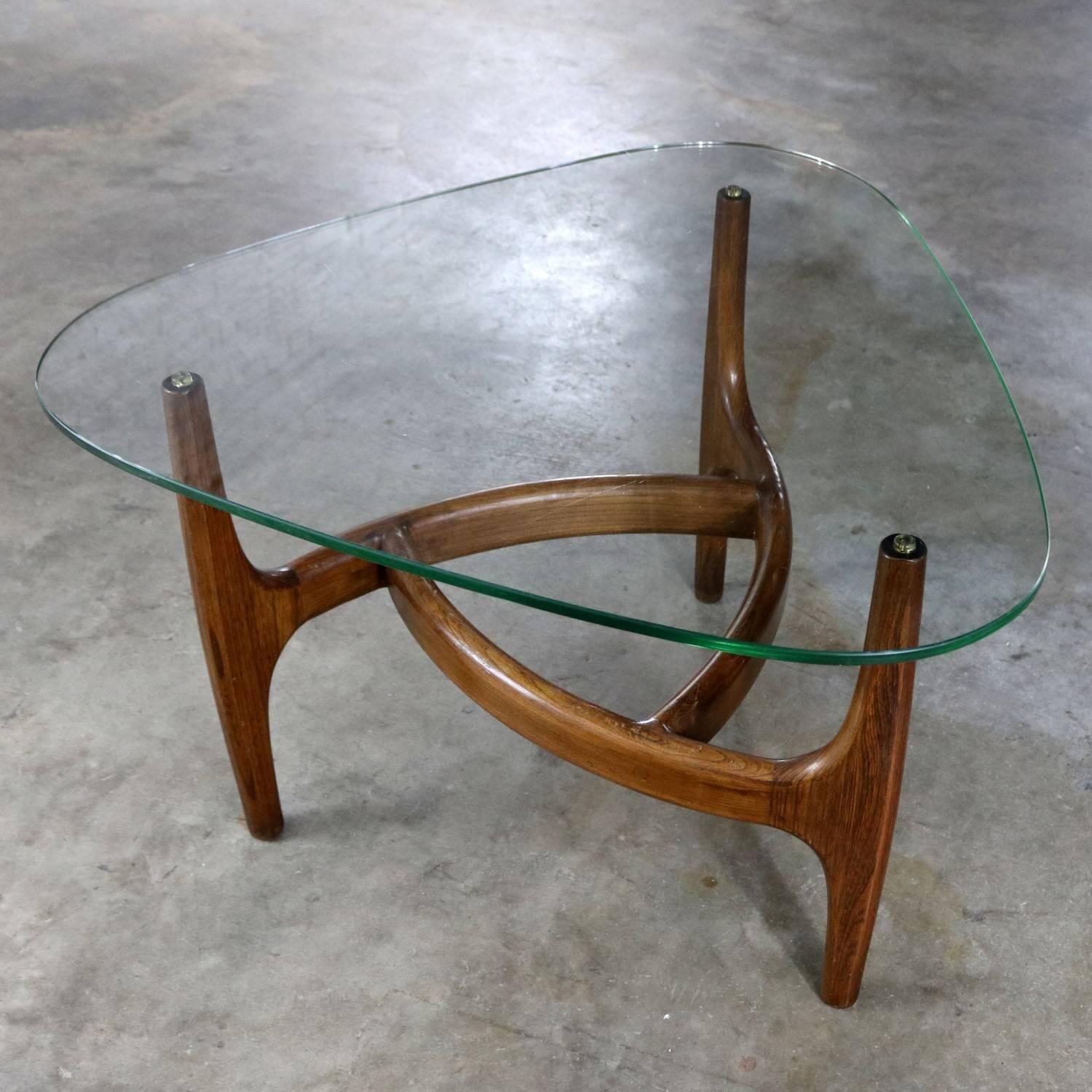 A very unusual tri-leg organic-shaped side table with a rounded triangular glass top in the style of Adrian Pearsall. This table and glass are in fabulous vintage Mid-Century modern condition, circa 1960s.

This small side or end table with its