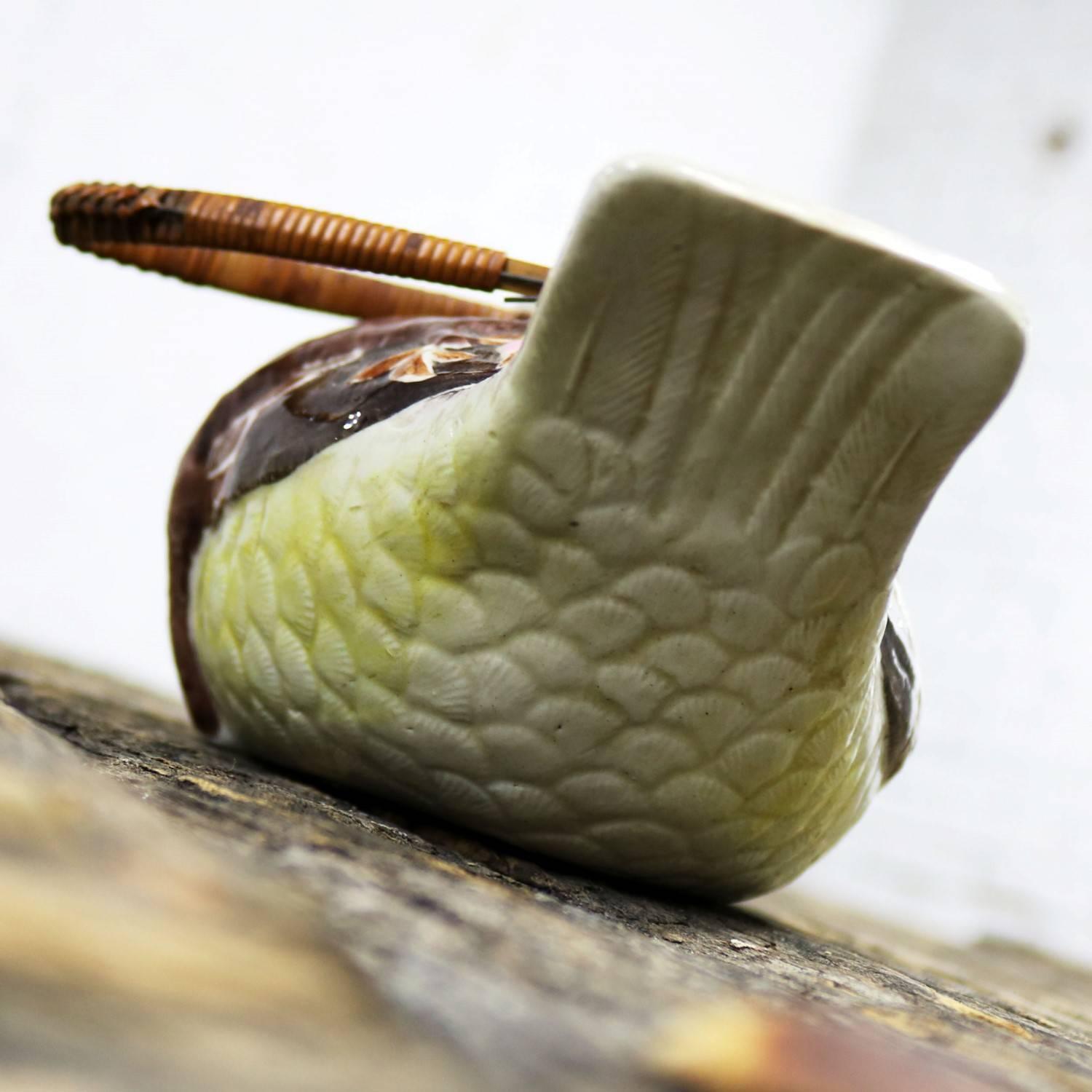 Petite théière japonaise ancienne en faïence Banko avec oiseau figuré et poignée en rotin tressé 2