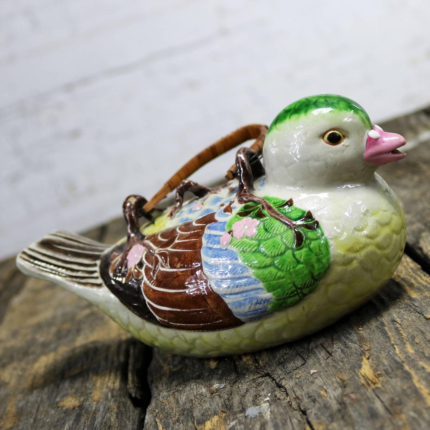 Japonais Petite théière japonaise ancienne en faïence Banko avec oiseau figuré et poignée en rotin tressé