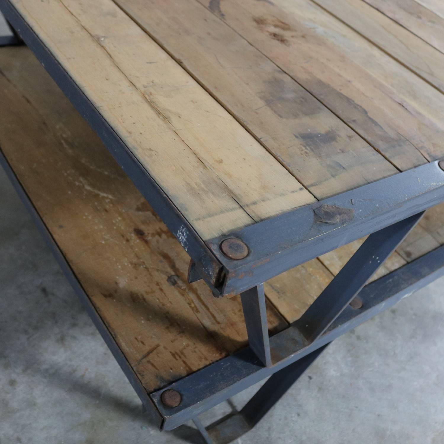 Amerikanischer Industrie-Couchtisch aus Eiche und Stahl mit Pallet im Angebot 4