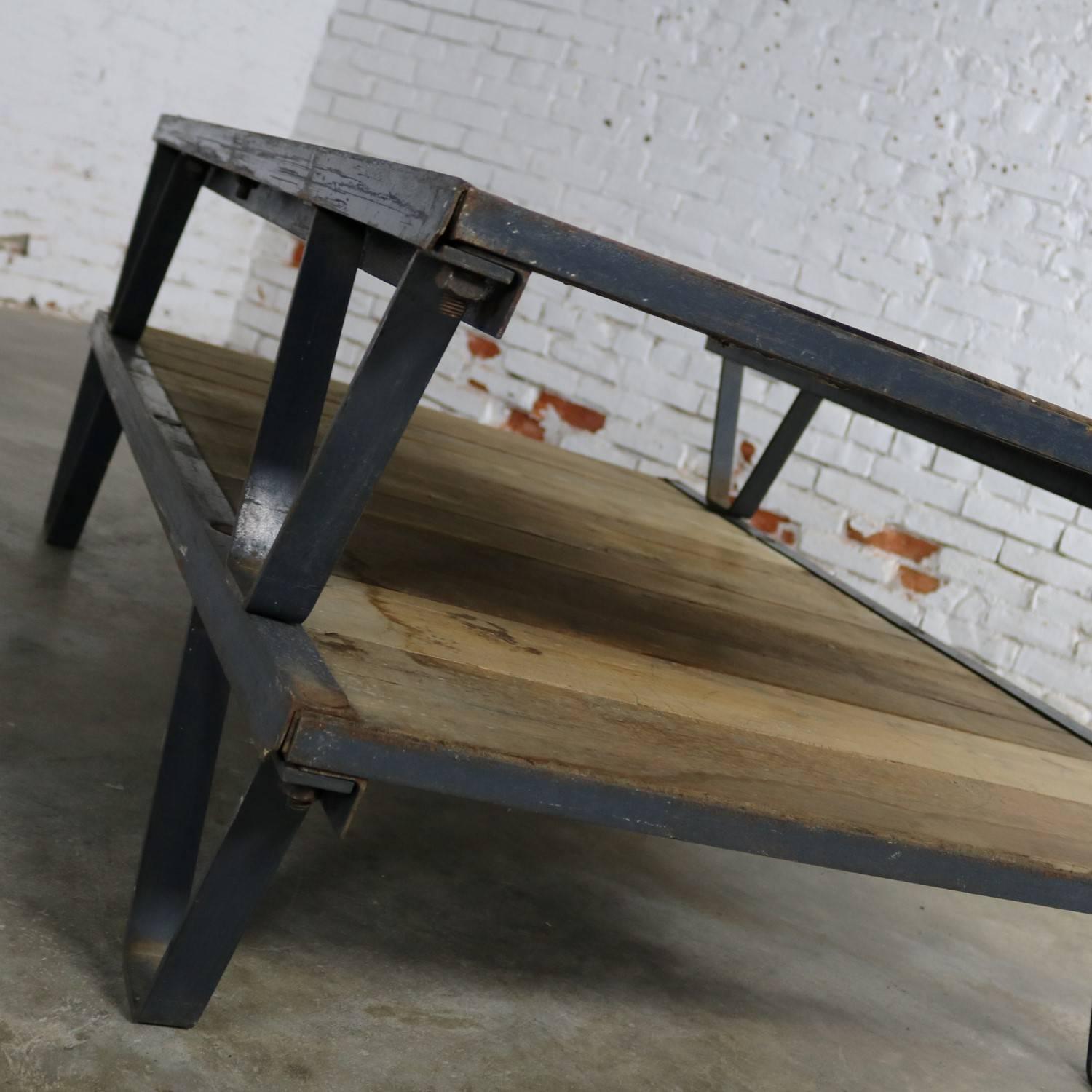 Amerikanischer Industrie-Couchtisch aus Eiche und Stahl mit Pallet im Angebot 2