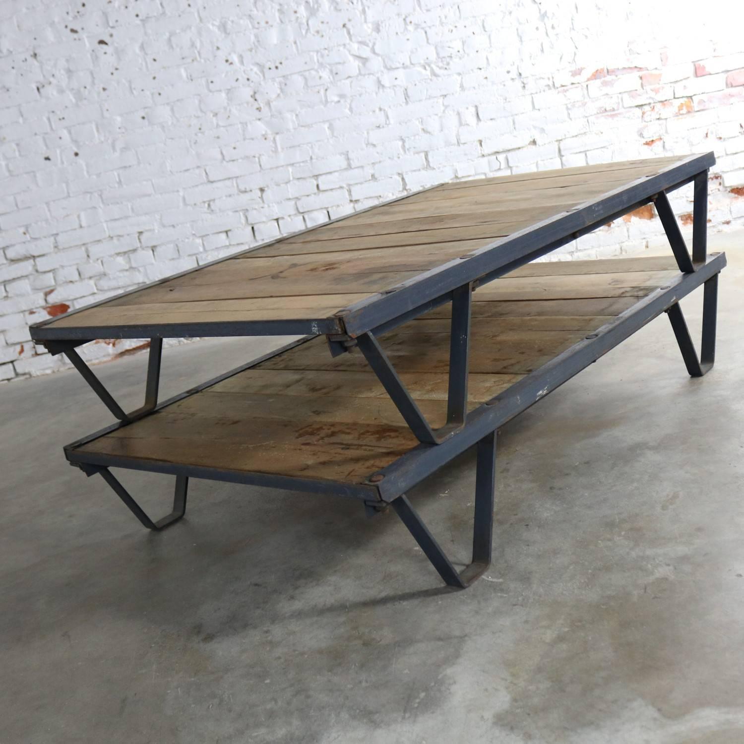 American Industrial Oak and Steel Pallet Coffee Table In Good Condition For Sale In Topeka, KS