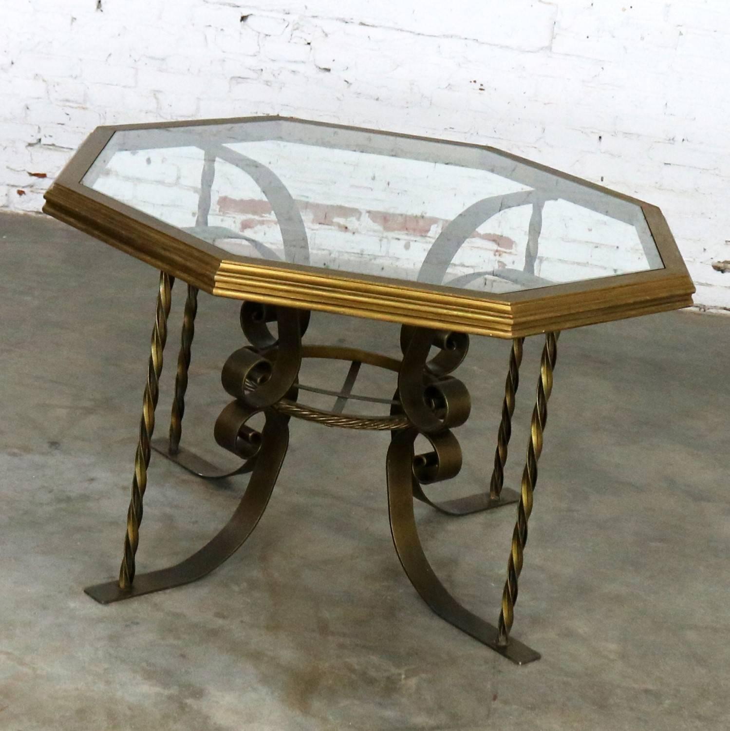 Américain Table de salle à manger en fer forgé Hollywood Regency avec plateau octogonal en bois doré et verre courbé en vente