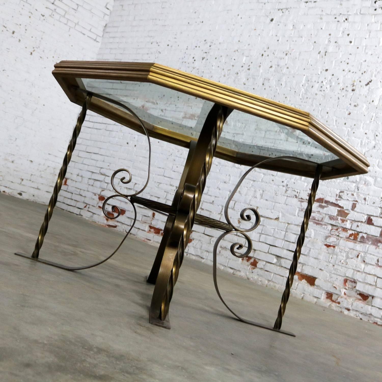 Fin du 20e siècle Table de salle à manger en fer forgé Hollywood Regency avec plateau octogonal en bois doré et verre courbé en vente