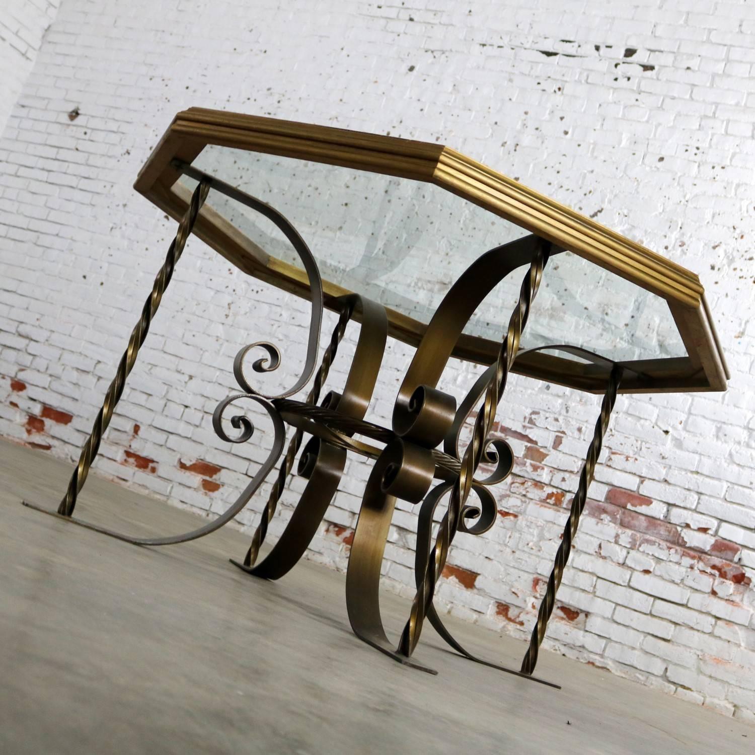 Verre Table de salle à manger en fer forgé Hollywood Regency avec plateau octogonal en bois doré et verre courbé en vente