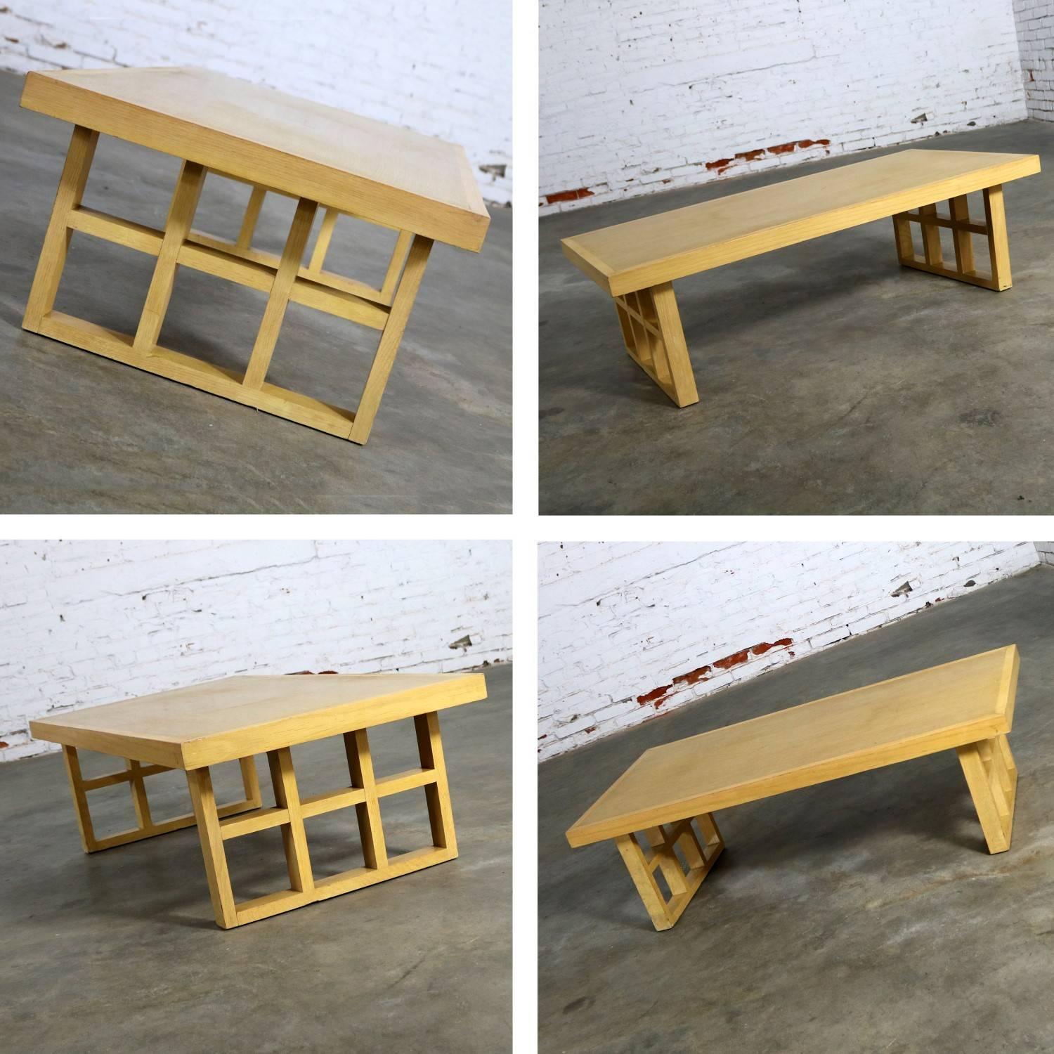 20ième siècle Mid-Century Modern Blonde Oak Window Pane End Table and Coffee Table, Pair en vente