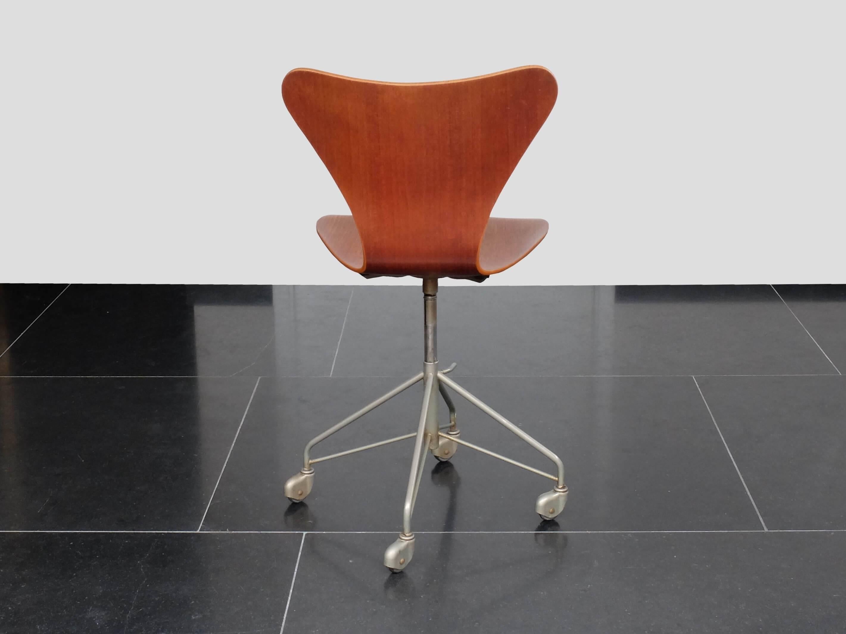 Teak Arne Jacobsen 1950's Model 3117 Fritz Hansen Sevener Adjustable swivel chair For Sale