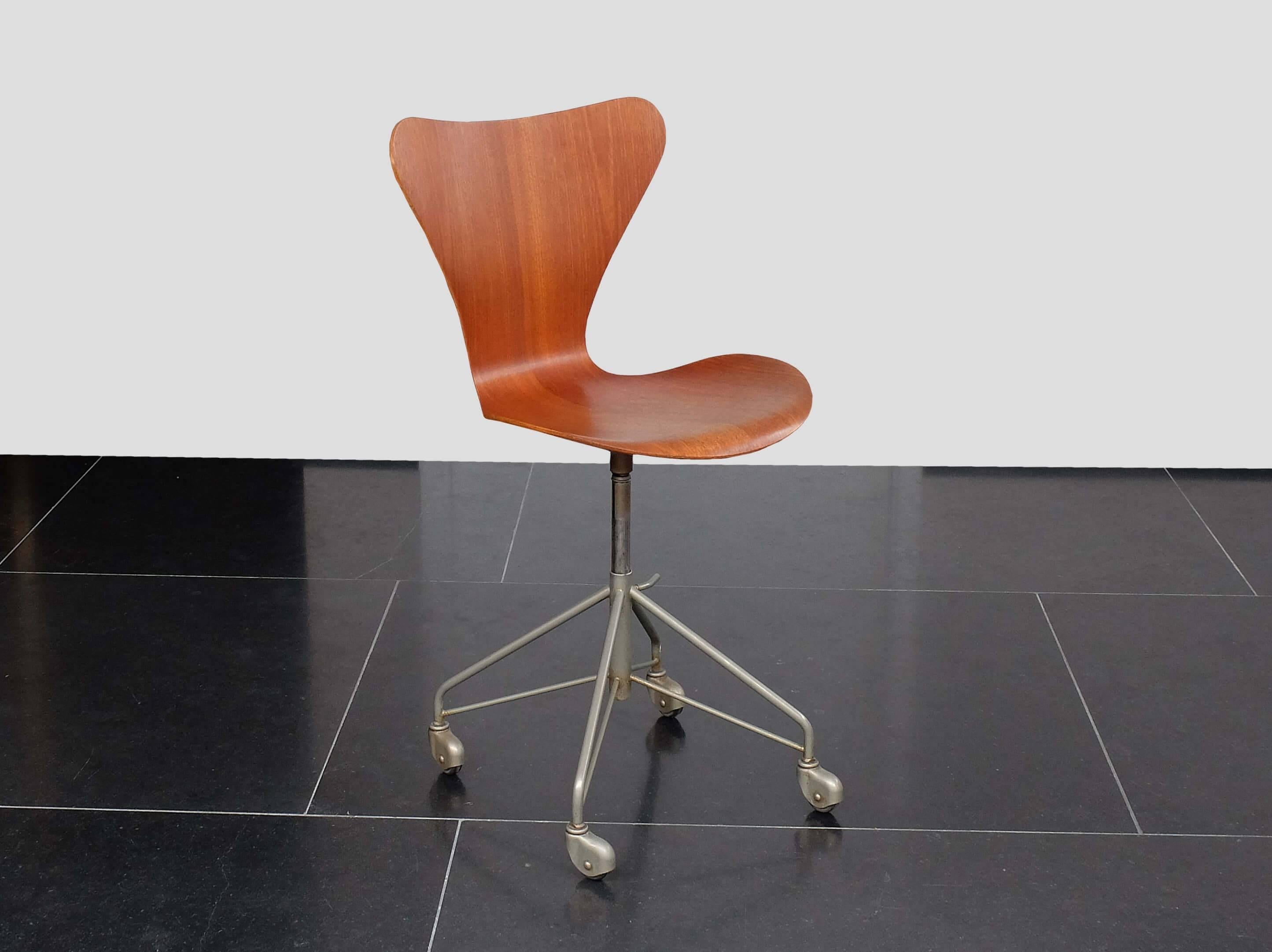 Arne Jacobsen 1950's Model 3117 Fritz Hansen Sevener Adjustable swivel chair For Sale 1
