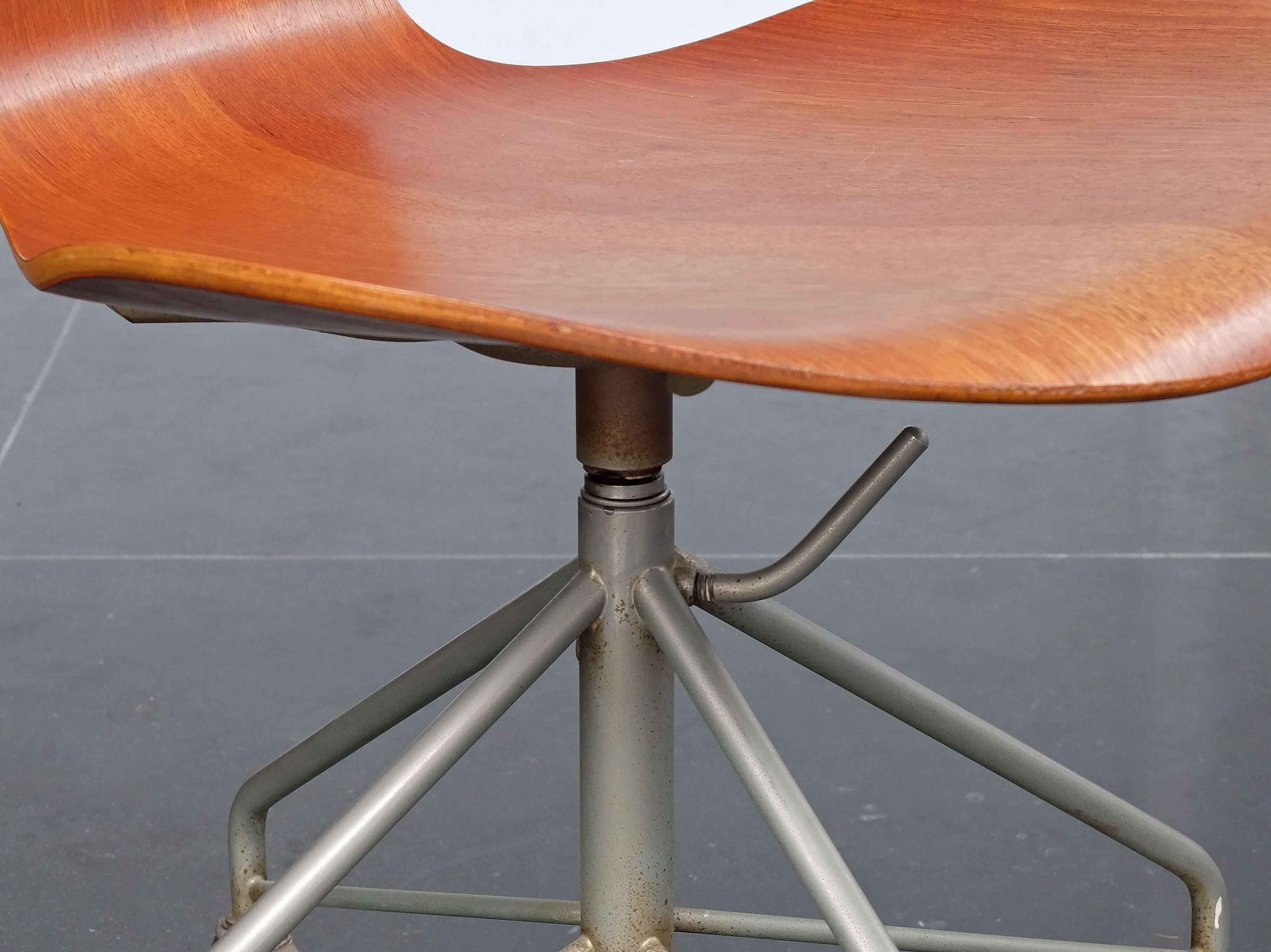 Arne Jacobsen 1950's Model 3117 Fritz Hansen Sevener Adjustable swivel chair In Excellent Condition For Sale In London, GB