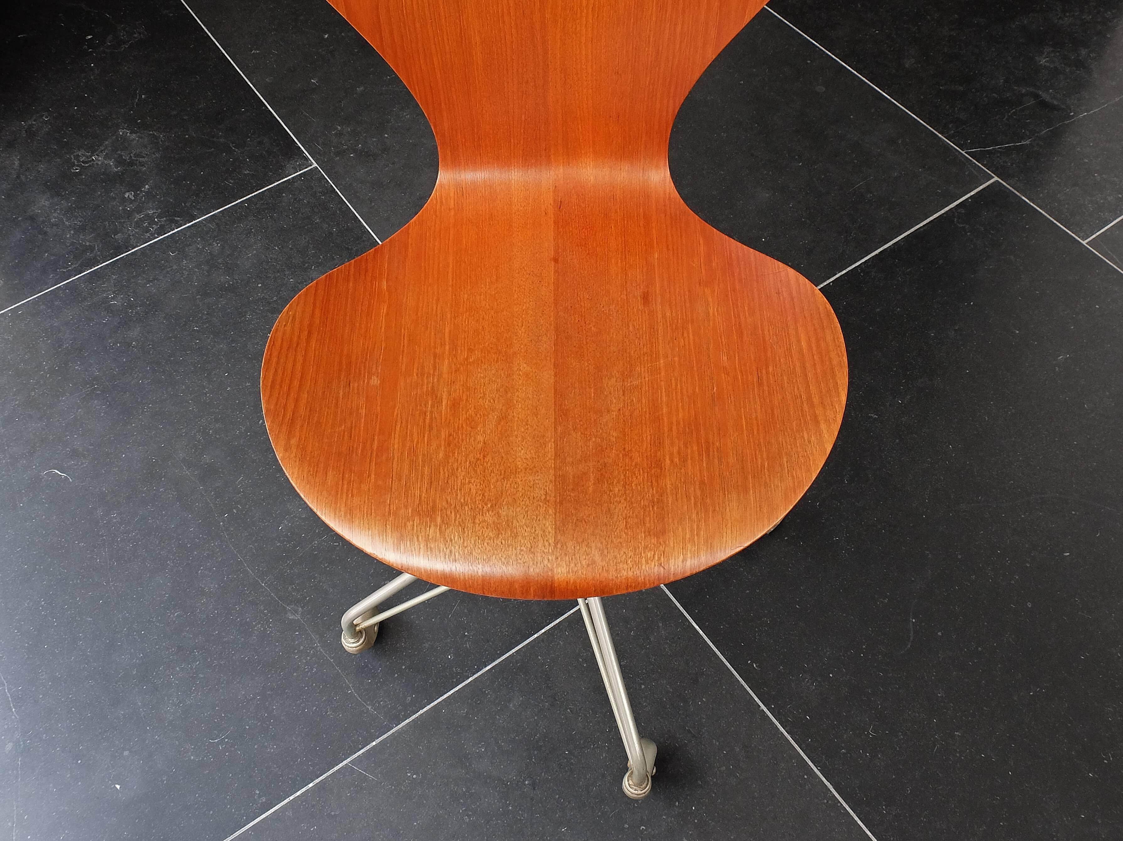 Mid-20th Century Arne Jacobsen 1950's Model 3117 Fritz Hansen Sevener Adjustable swivel chair For Sale