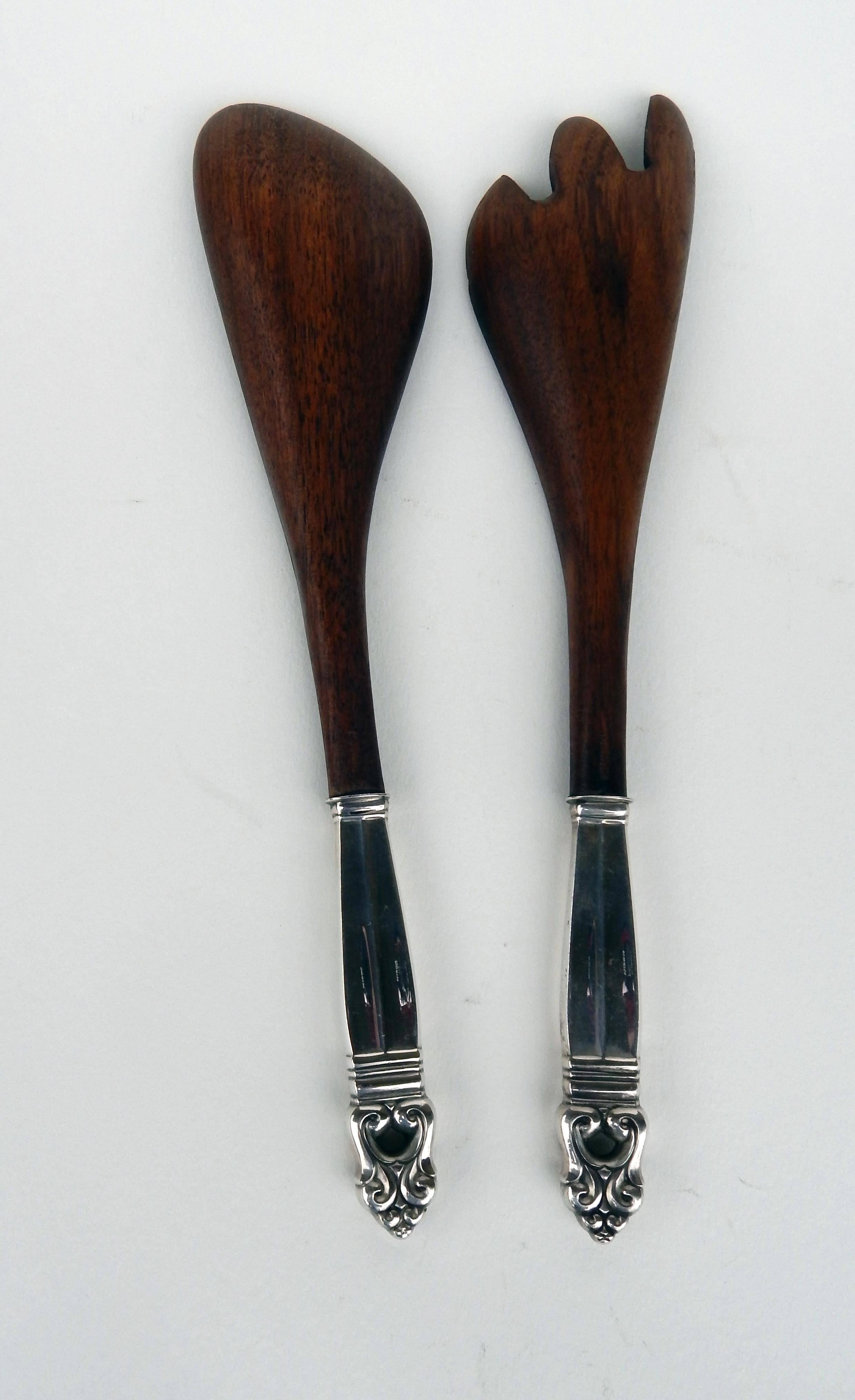 Beautiful vintage wood salad set with sterling handles.
Most likely teakwood.
In the style of Georg Jensen stamped 