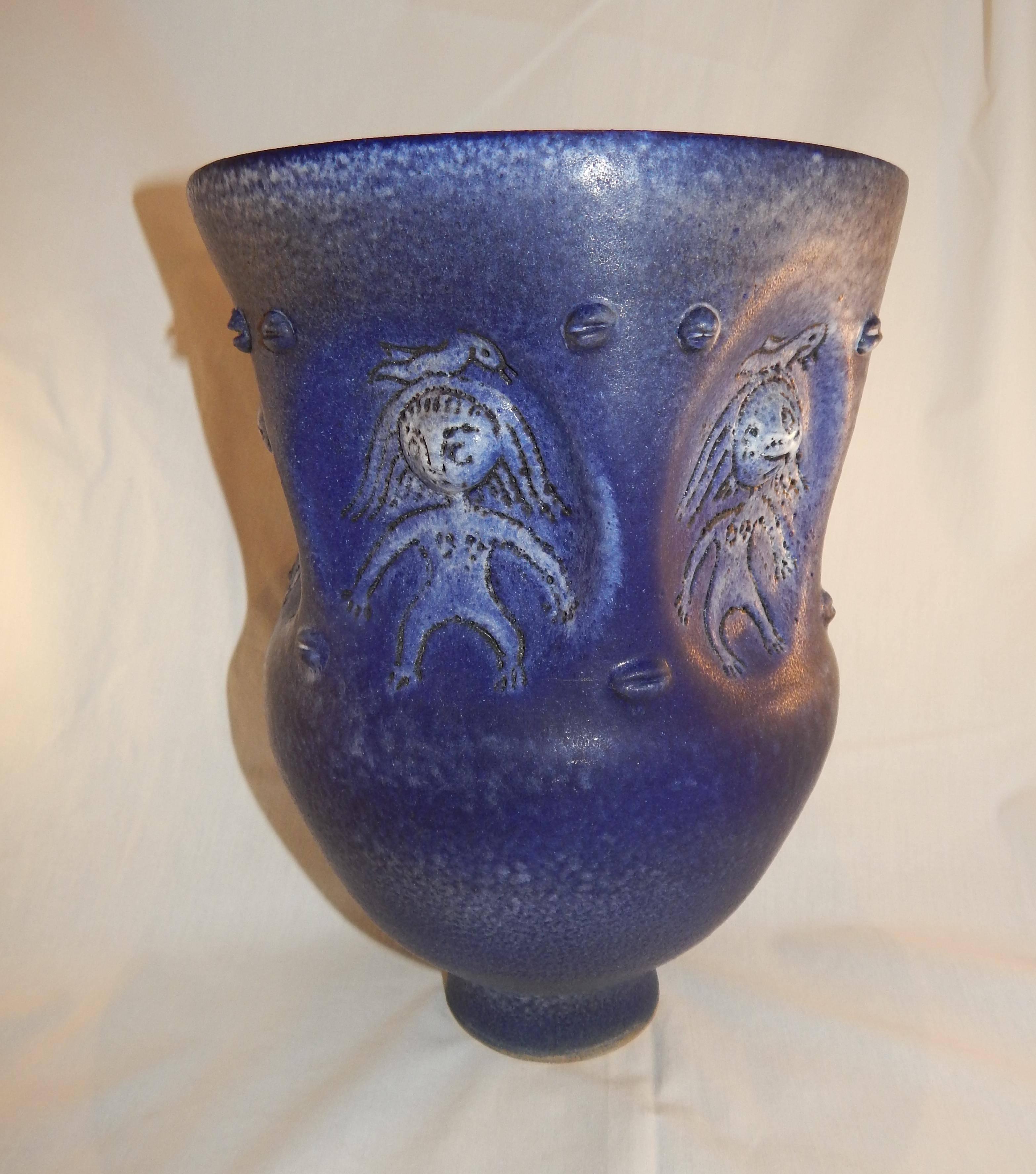 Blue studio pottery vase in excellent condition with incised female figures, 1996.
Created by Edwin (1910-2008) and Mary (1908-2007) Scheier.
Signed and dated inside the foot. Measure: 10.75