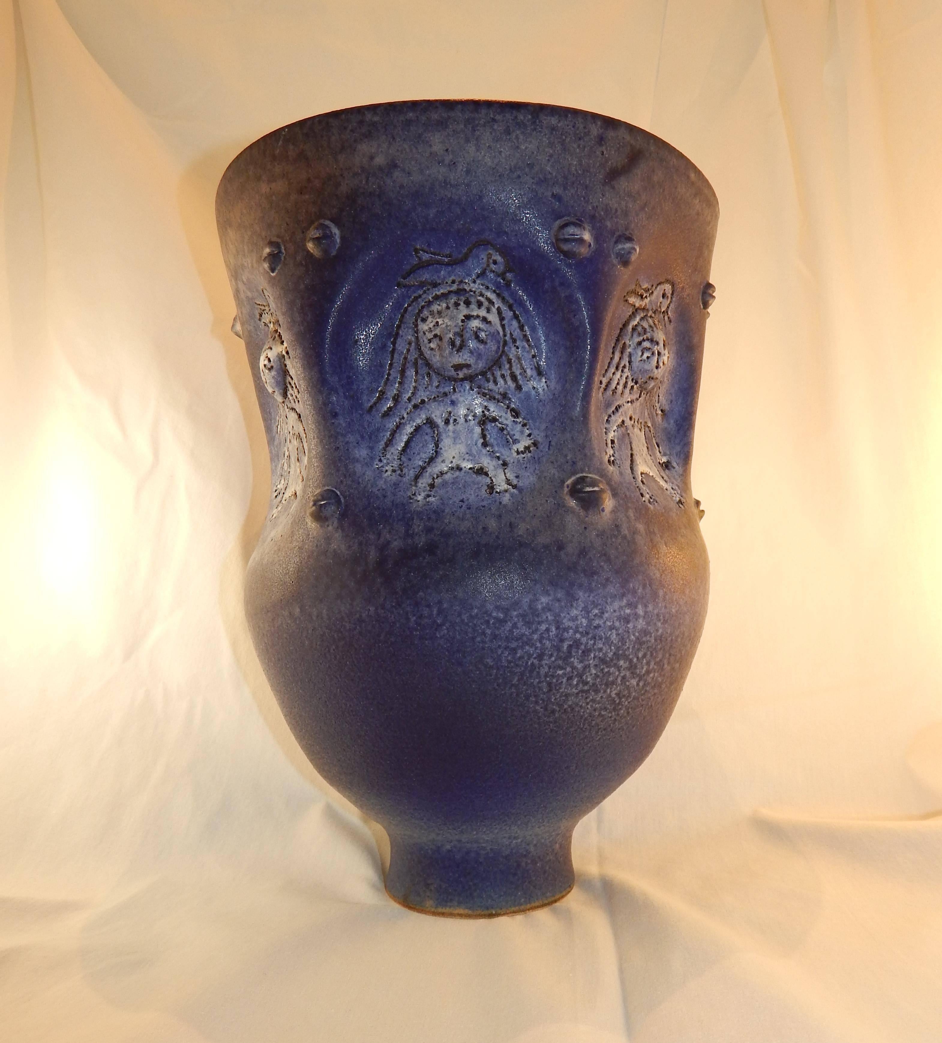 Mid-Century Modern Grand vase en céramique Edwin & Mary Scheier avec figures incisées, 1996 en vente