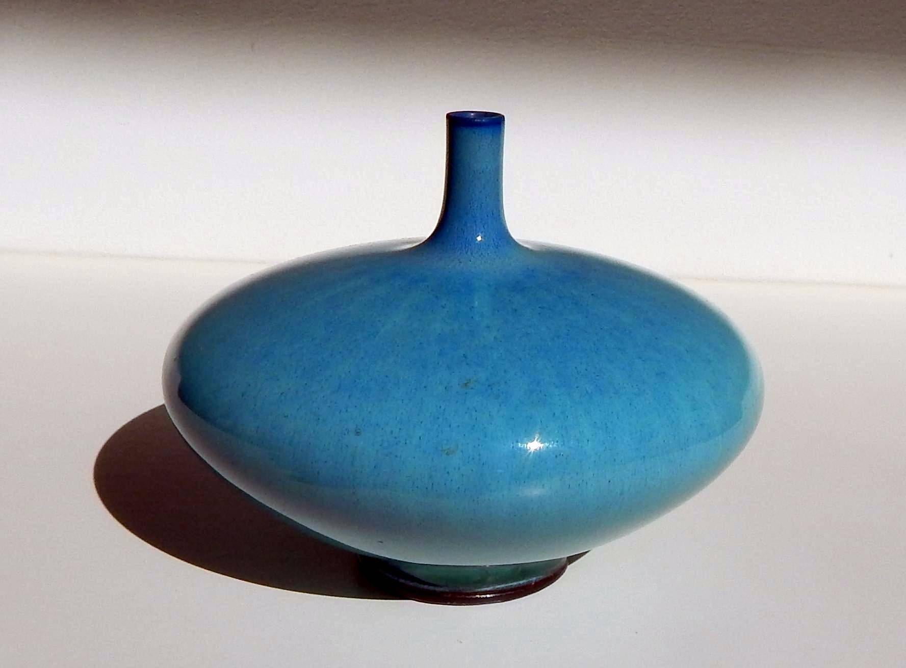 Questo vaso ha un bordo blu scuro che scende verso un corpo blu uovo di pettirosso.
Condizioni perfette. Inciso con la firma Friberg, il marchio Gustavsberg e la 
