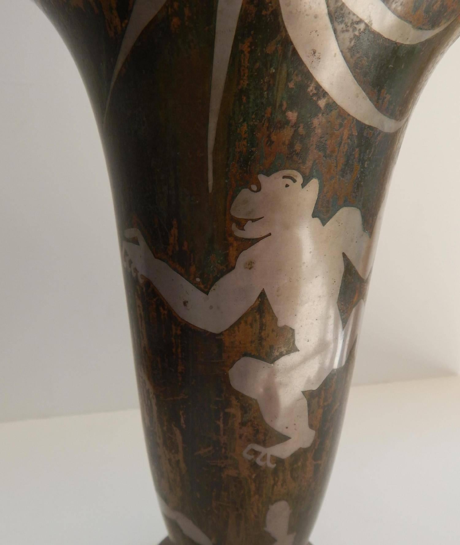 Eine wunderbare französische Art Deco Dinanderie-Vase aus Messing mit Silbermetall-Inkrustation. Der Messingkörper wird an den Stellen ausgeschnitten, an denen das Silbermotiv in die Hohlkehlen eingelegt werden soll, und dann erhitzt, um die Metalle