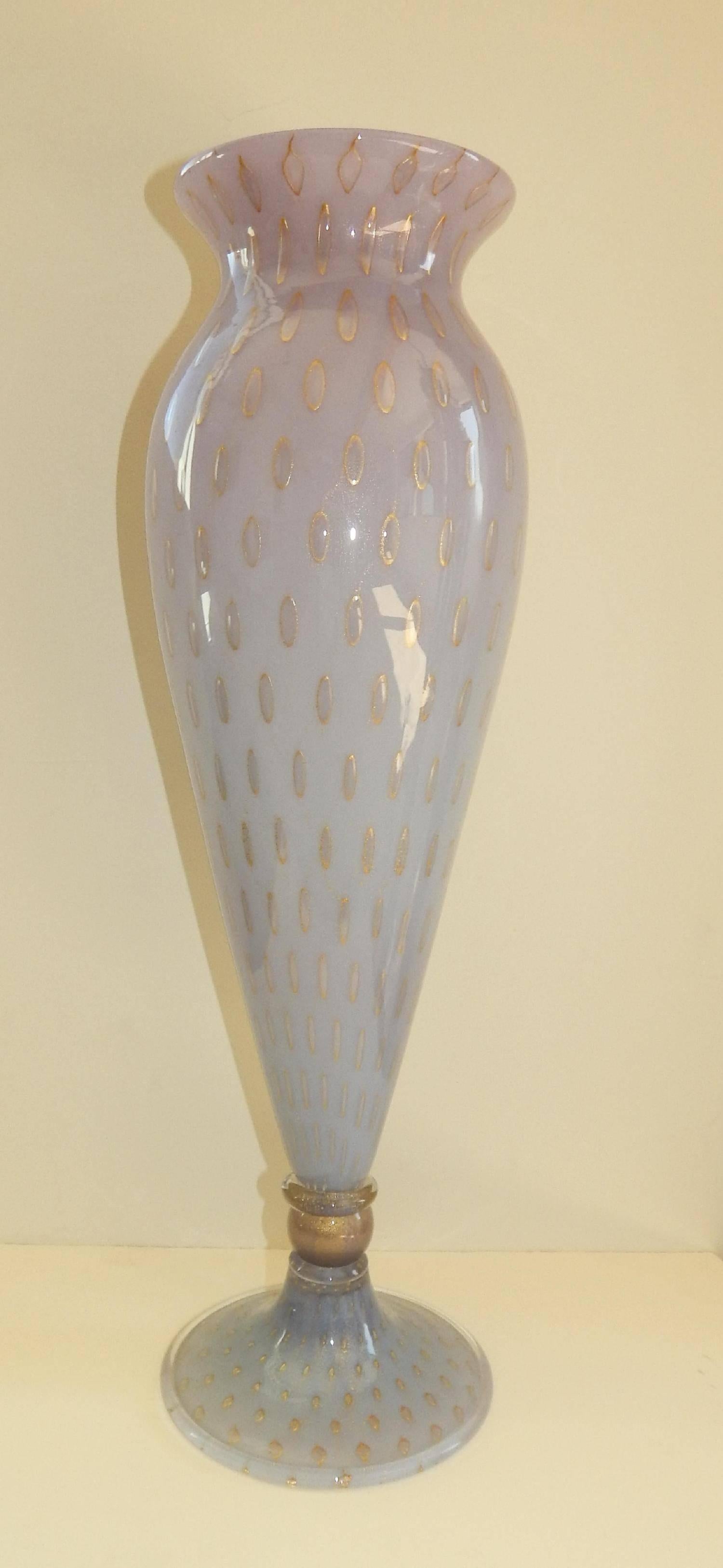 Gorgeous Italian vase in mint condition with controlled bubbles.
Possibly Barovier & Toso.
Measures: 19