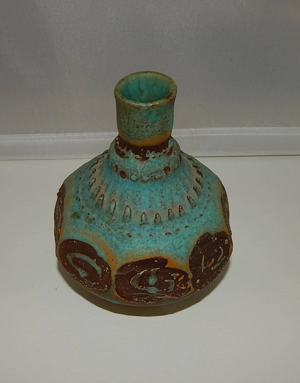 Early Rose Cabat (1914-2015) altered vase form bottle, circa 1960.
This piece predates her “feelie” pots.
Has the incised signature to base: Cabat
Measures: 4.5