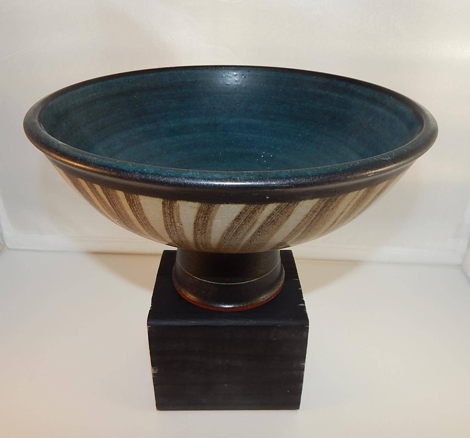 Harrison Mcintosh (1914-2016) footed bowl in mint condition.
Brown and cream outer glaze with Blue interior.
Measures: 5.5