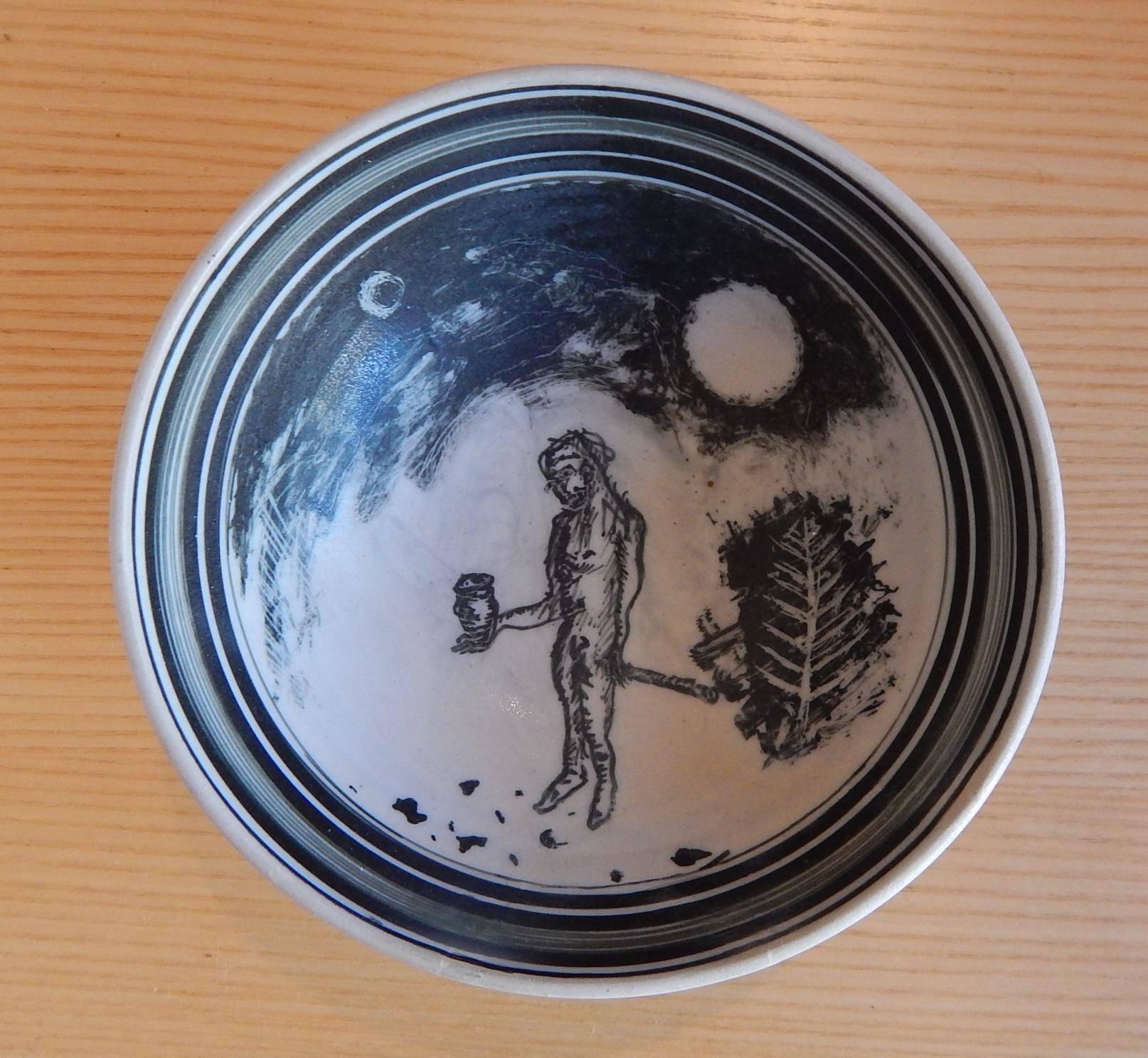 Bol en porcelaine noire et blanche avec motif détaillé gravé par
Edward Eberle (b. 1944 Contemporary Western PA.) 
Titre et signature inscrits sur un bandeau en périphérie : 
