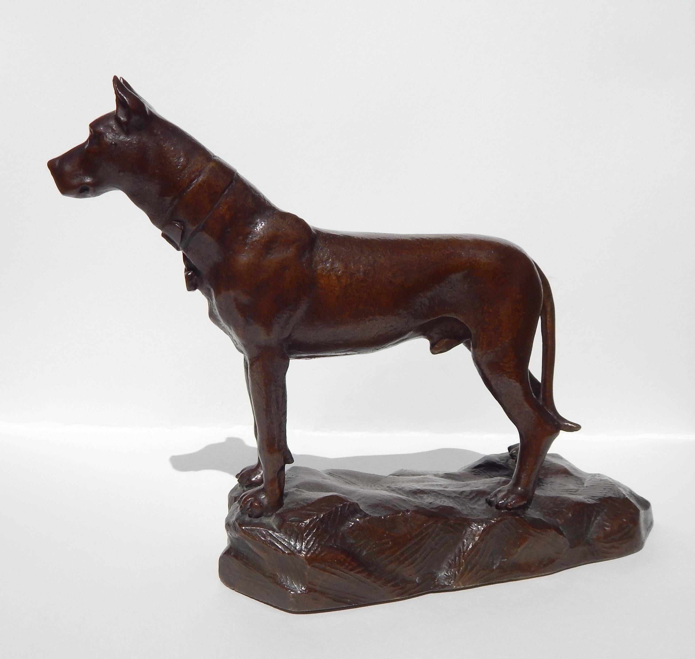 Ce merveilleux bronze d'Antonio de Fillipo (1900-1993) représente le royal dogue allemand.
Il porte une patine chaude et satinée et est en excellent état. Le chien mesure 10 pouces de haut, 13 pouces de long et 4 1/4 pouces de large.
La sculpture