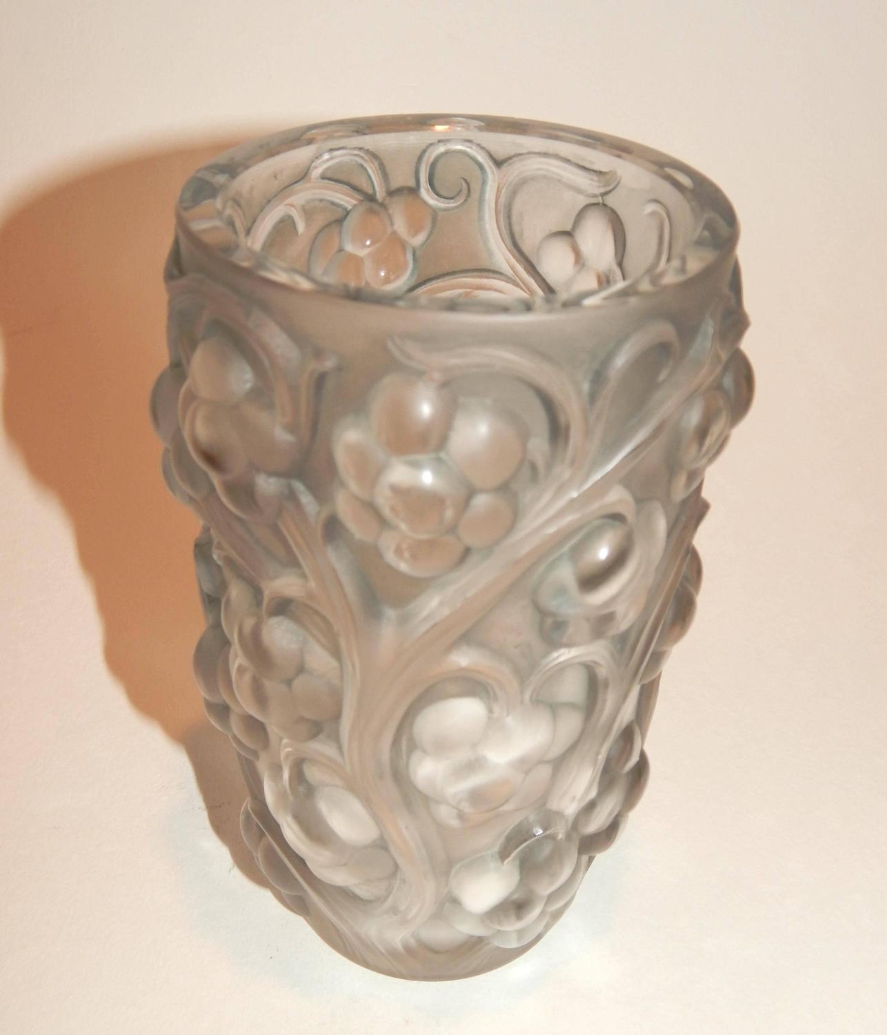 R. Lalique "Raisins" or Grapes with Vines Glass Vase, 1928 For Sale at