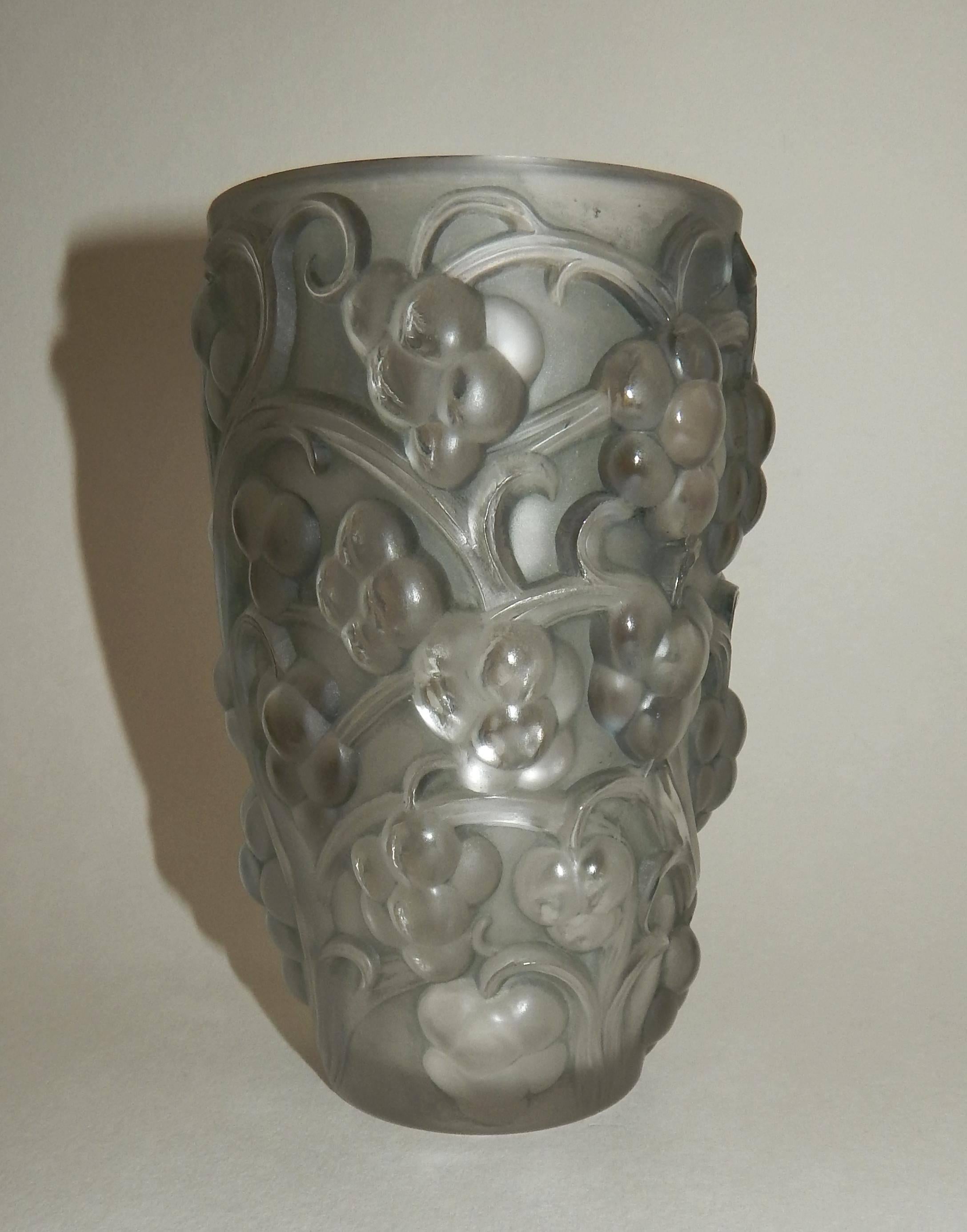 Moderne Vase « Rainis » ou raisins avec vignes en verre de R. Lalique, 1928 en vente