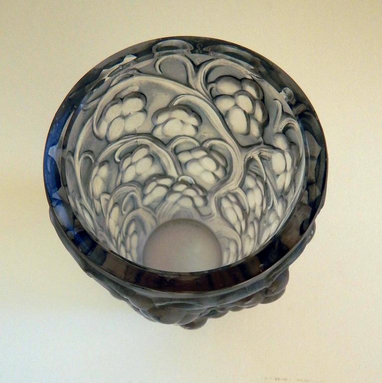 R. Lalique "Raisins" or Grapes with Vines Glass Vase, 1928 For Sale at