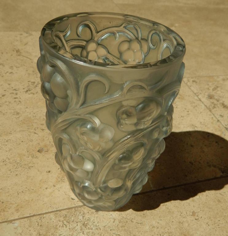 R. Lalique "Raisins" or Grapes with Vines Glass Vase, 1928 For Sale at