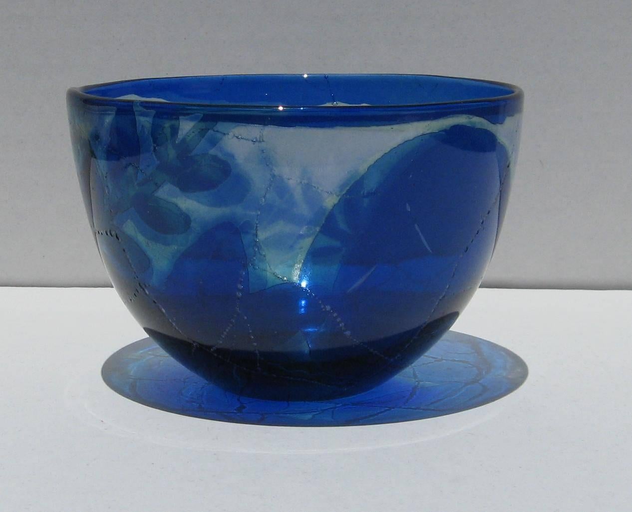 This modern art glass bowl is internally decorated with botanical designs.
It's in mint condition and marked on the bottom Kosta, Warff & 57368.
It is certainly made by the hands of an excellent craftsman.
It measures 3