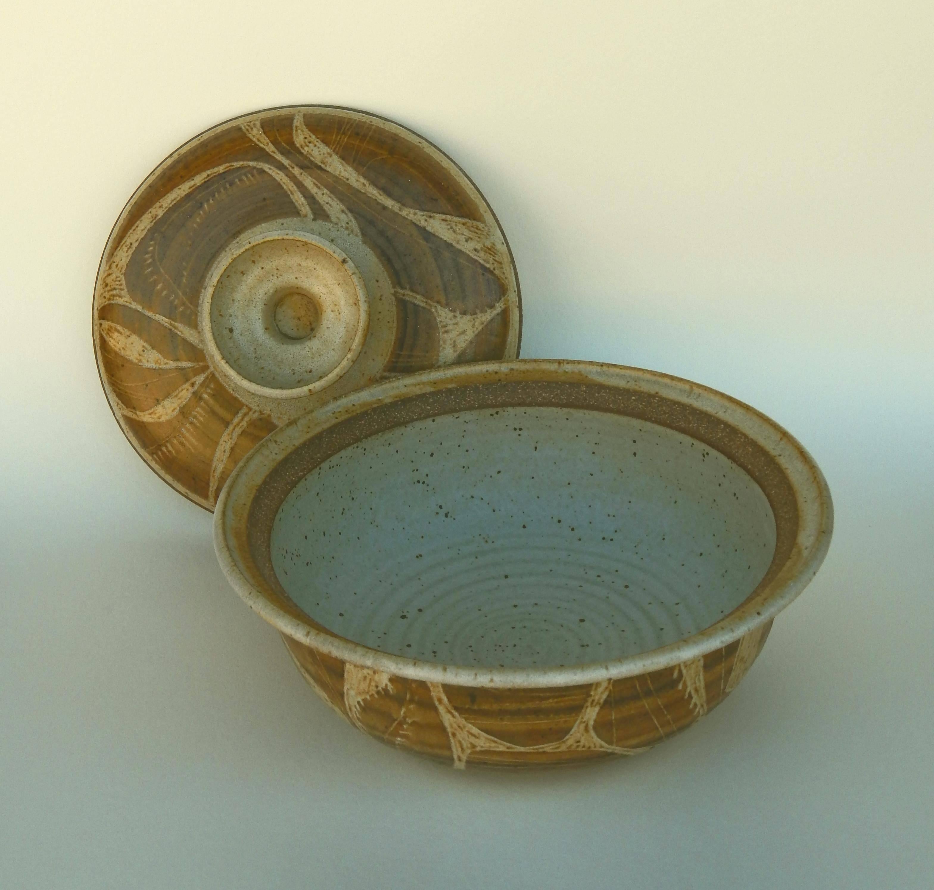 Lidded vessel with abstract carved sgraffito design.
Vessel and lid in mint condition measuring 6.38