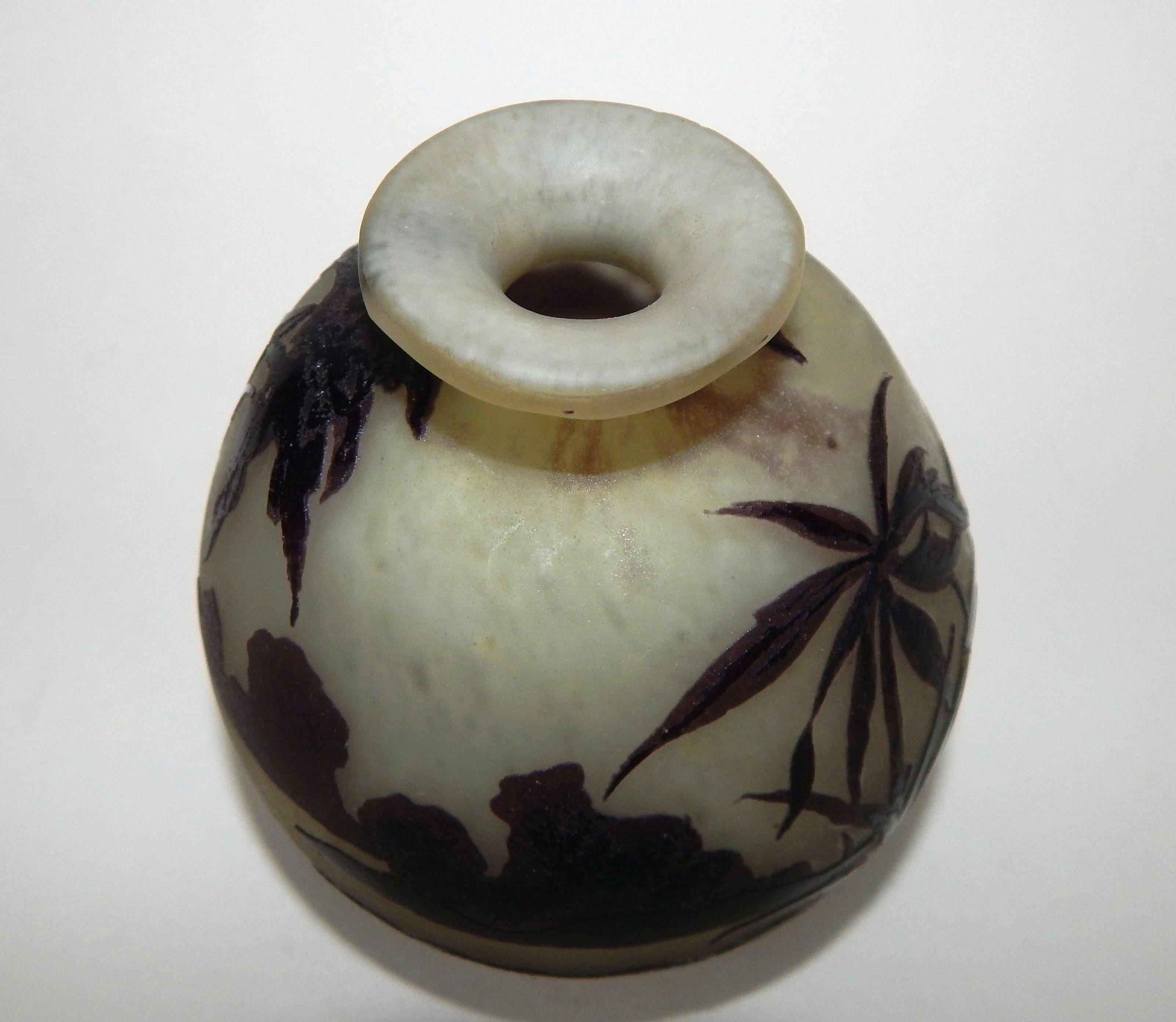 Galle Vaso da armadio in vetro a cammeo francese, scenografico In condizioni ottime in vendita a Phoenix, AZ