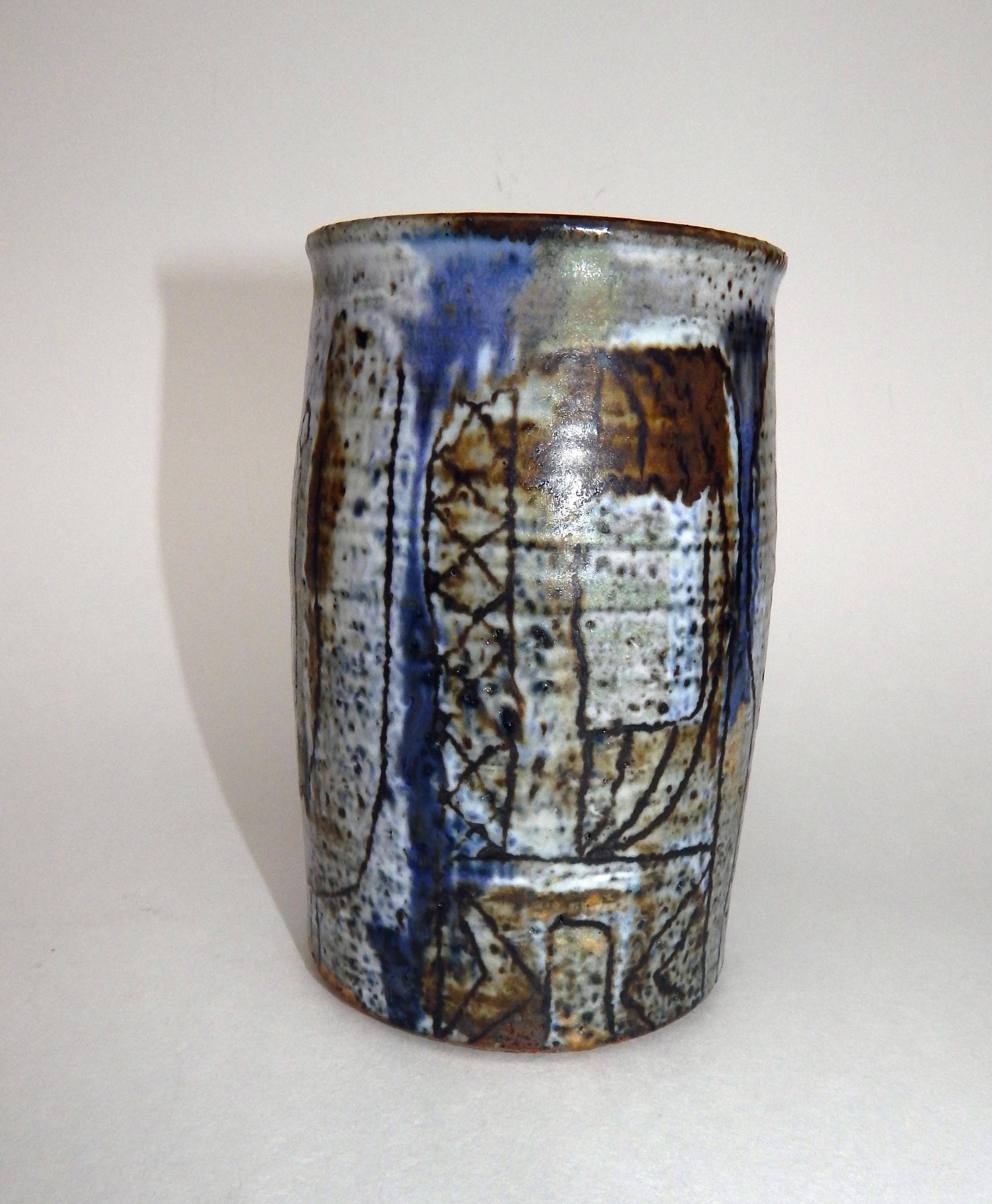 Vase en poterie de studio à motif de sgraffites abstraits de Louis Raynor (1917-1999).
Signature du monogramme sur la partie inférieure.
Mesures : 5 3/4