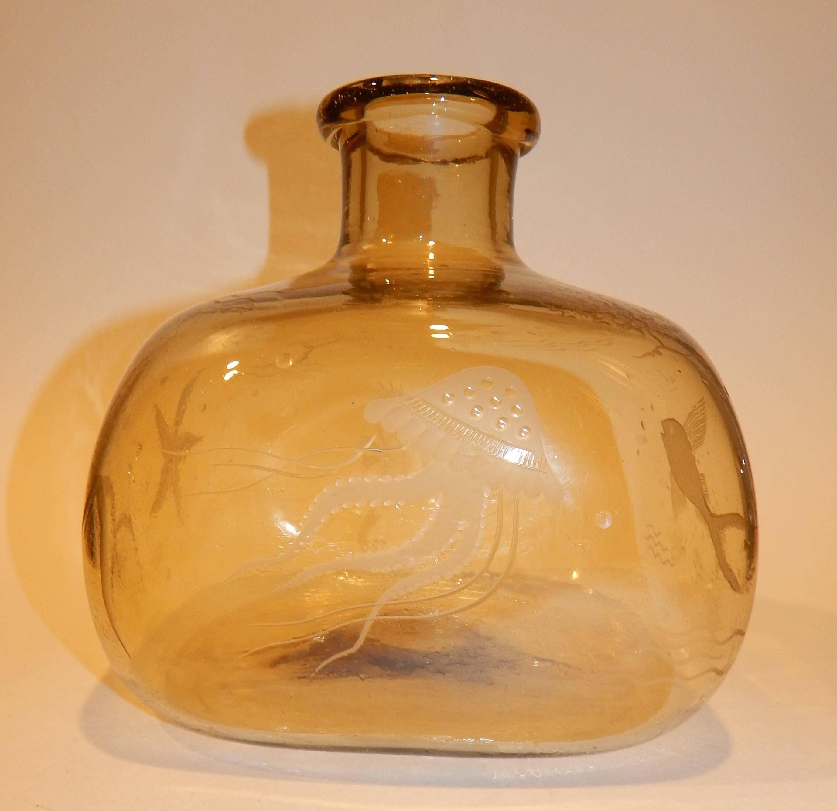 Vases en verre soufflé de couleur ambre (italien ?) avec des motifs gravés. 
Verre gravé, pontil rectifié, vers les années 1940.
Un vase représente la vie aquatique : Hippocampes, étoiles de mer, etc.
Un vase présente différentes formes de