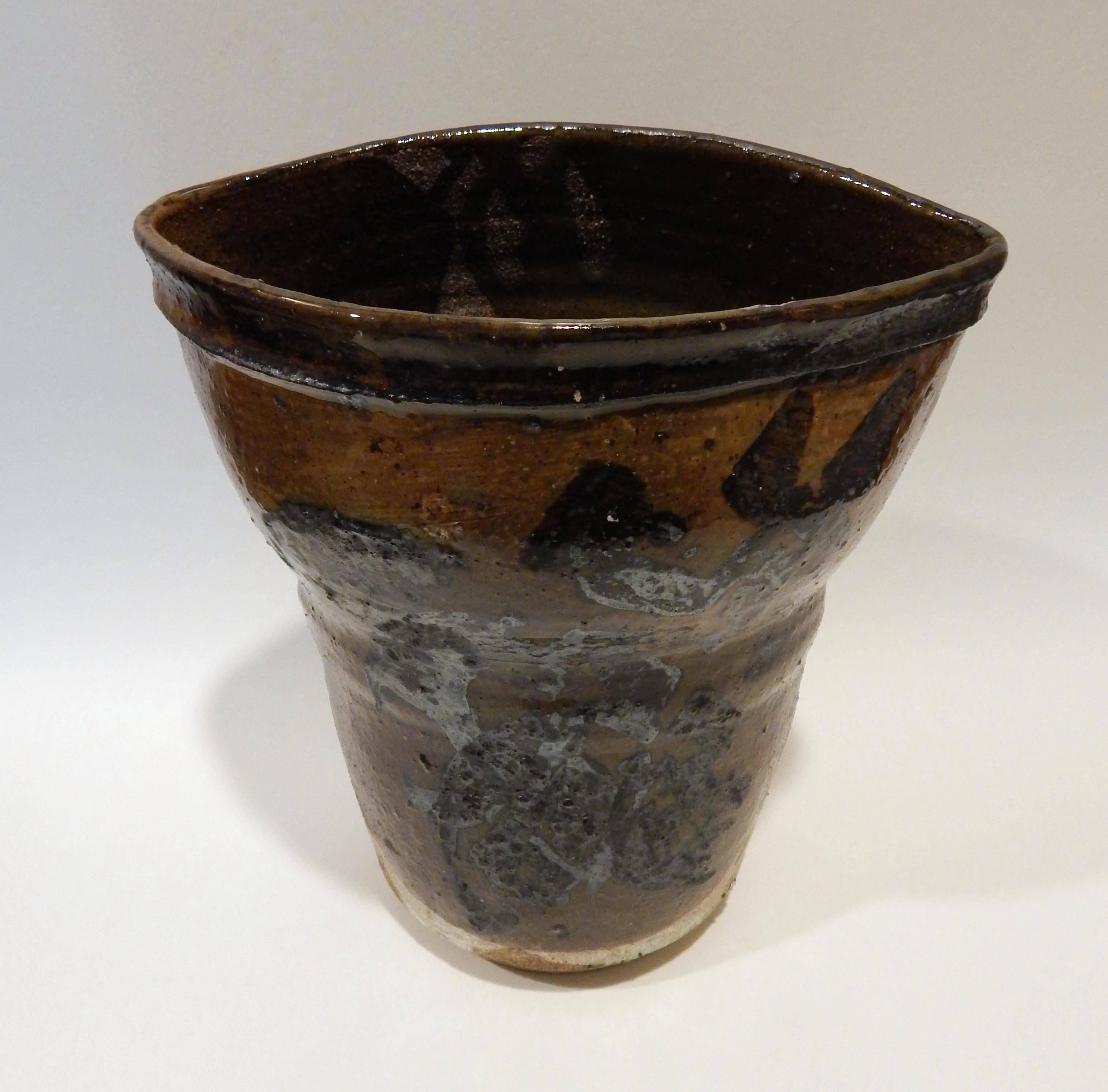 Paul Soldner (1921-2010) vase en poterie expressionniste abstraite.
Glace en noir et brun, partiellement non glacée.
Excellent design, état neuf.
Signé Soldner en bas.
Mesures : 10