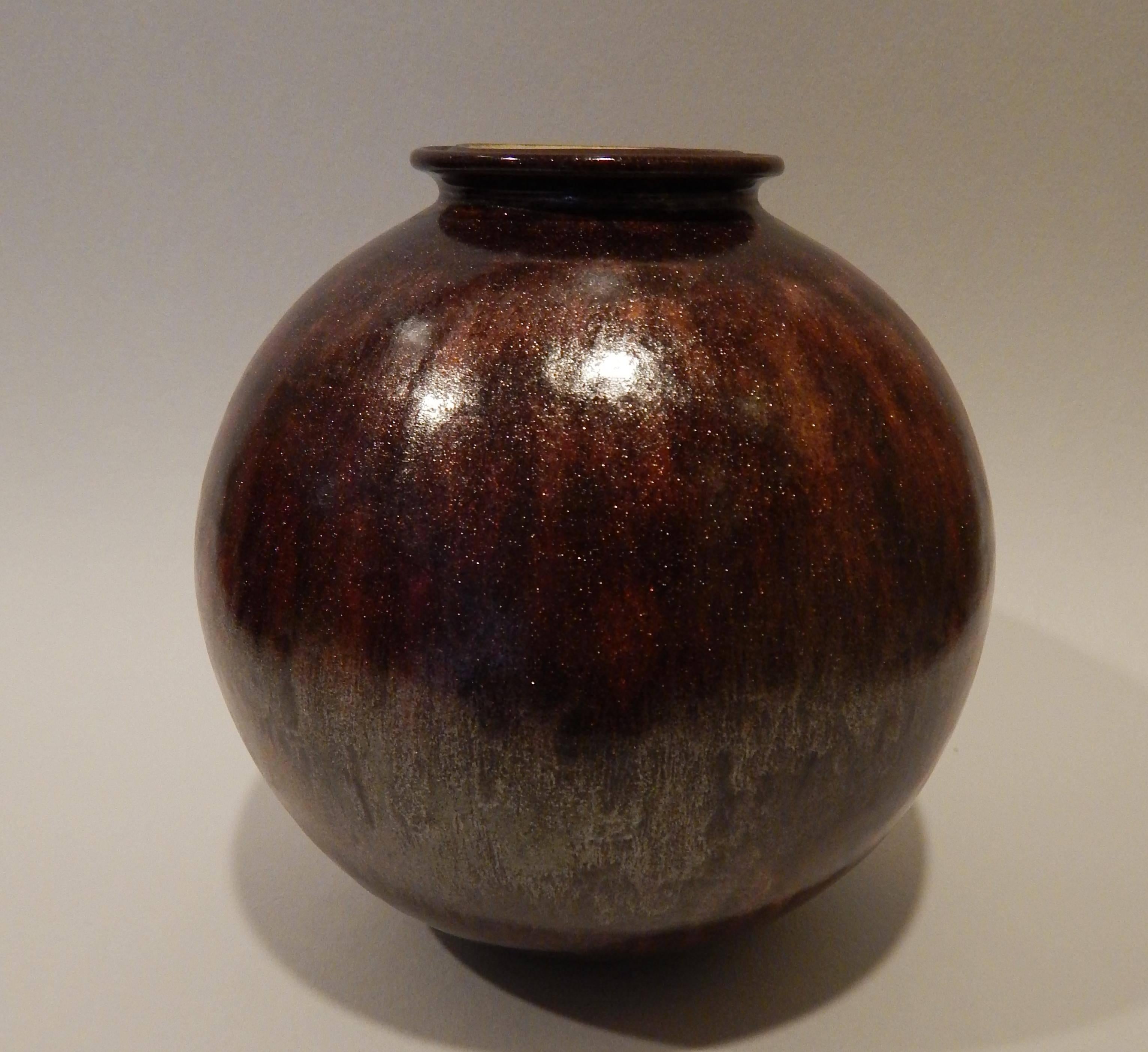 Vase d'atelier en céramique de James Lovera (1920-2015).
Ce beau vase de James Lovera a une merveilleuse apparence
et une glaçure inhabituelle de couleur cuivre et date des années 1960,
peut-être dès les années 1950.
En excellent état et signé