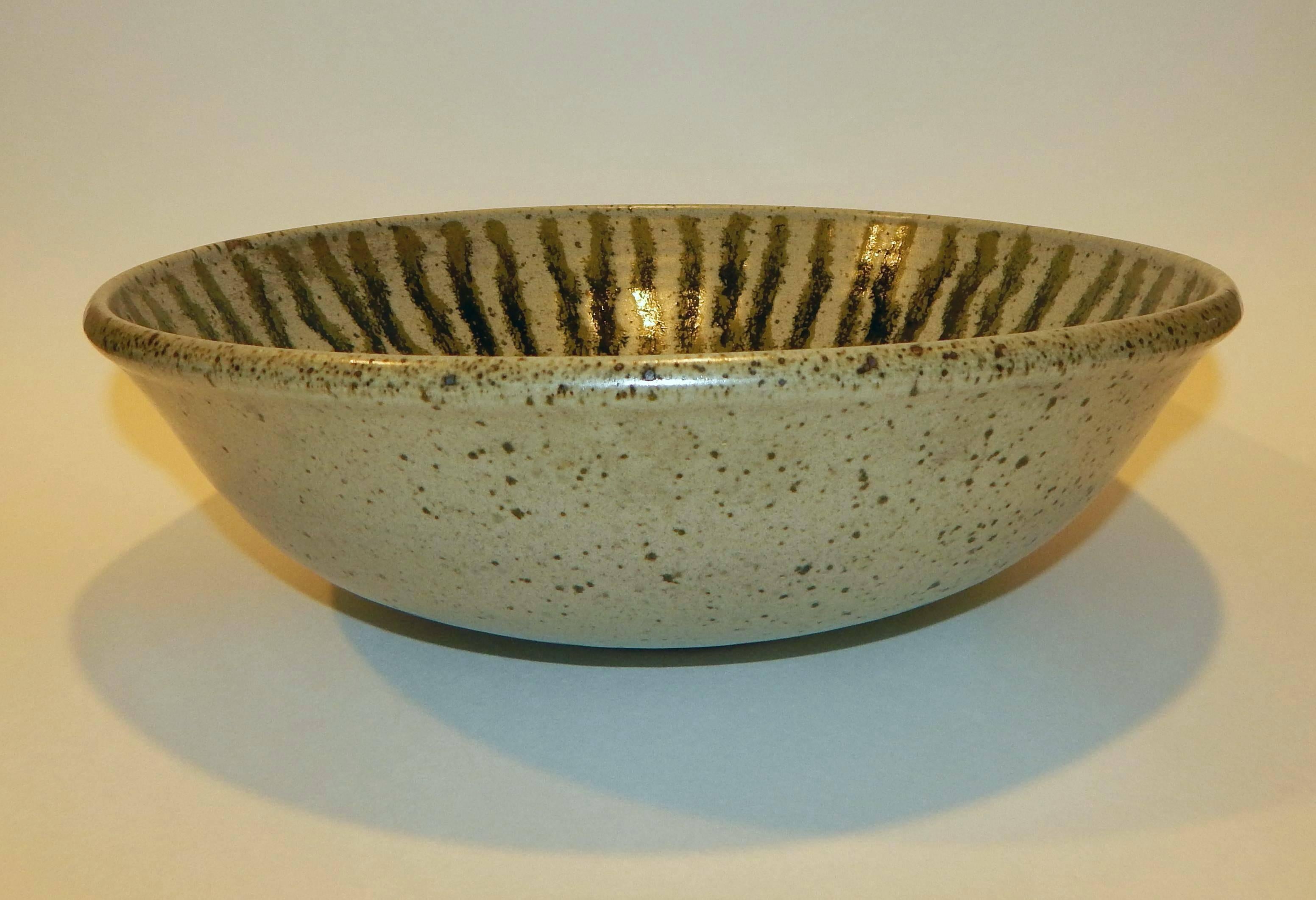 Antonio Prieto (1912-1967) wonderful studio bowl. Signed on the bottom: Prieto.
In excellent condition. Measures: 4