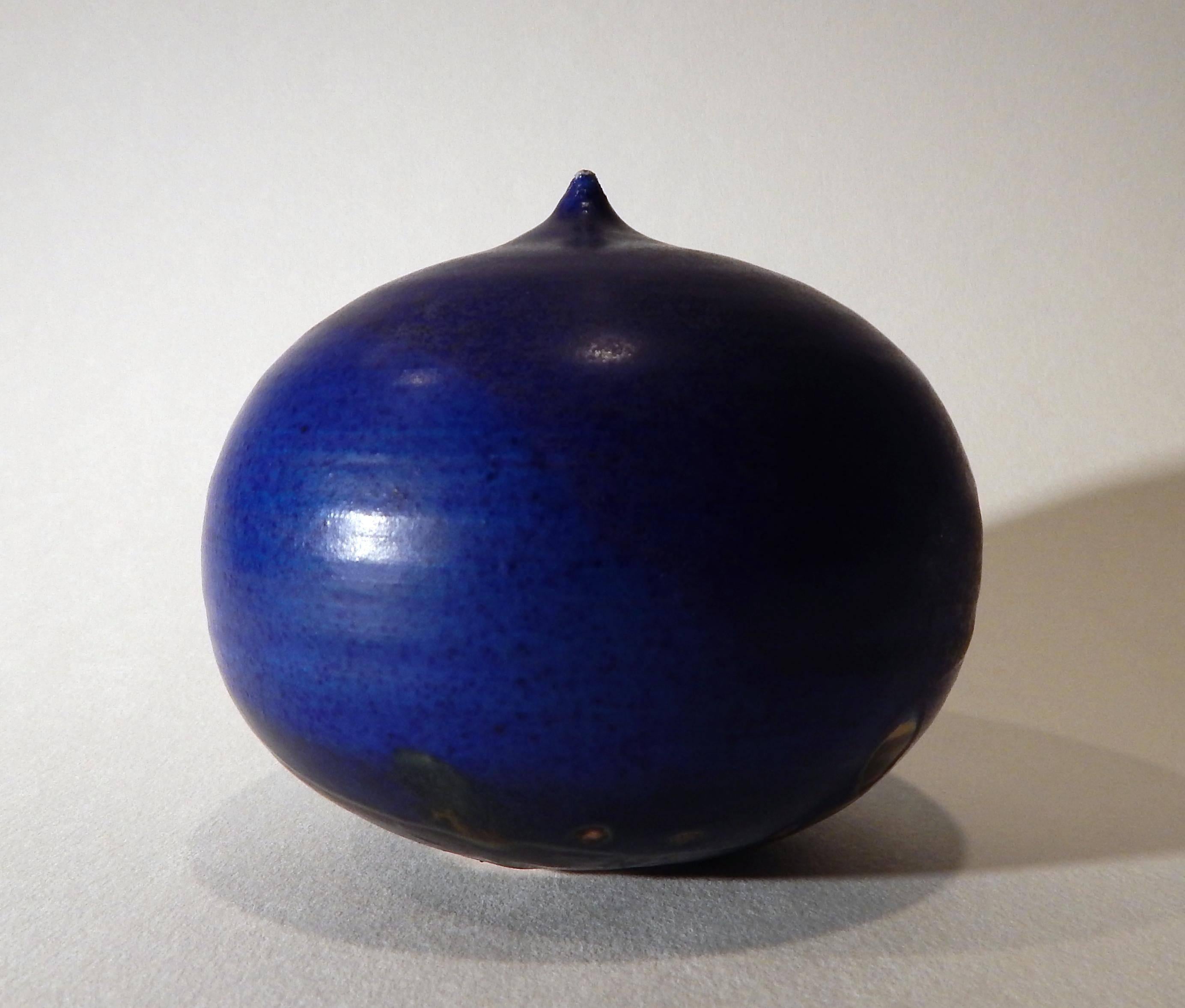 Toshiko Takaezu Studio Moon Pot, cobalt blue
Measures: 4" H x 4.25" D.
Marked on the bottom: TT (faintly impressed)
Excellent condition.

Born in 1922, Toshiko Takaezu was a female Japanese-American ceramist born in Hawaii. Her closed