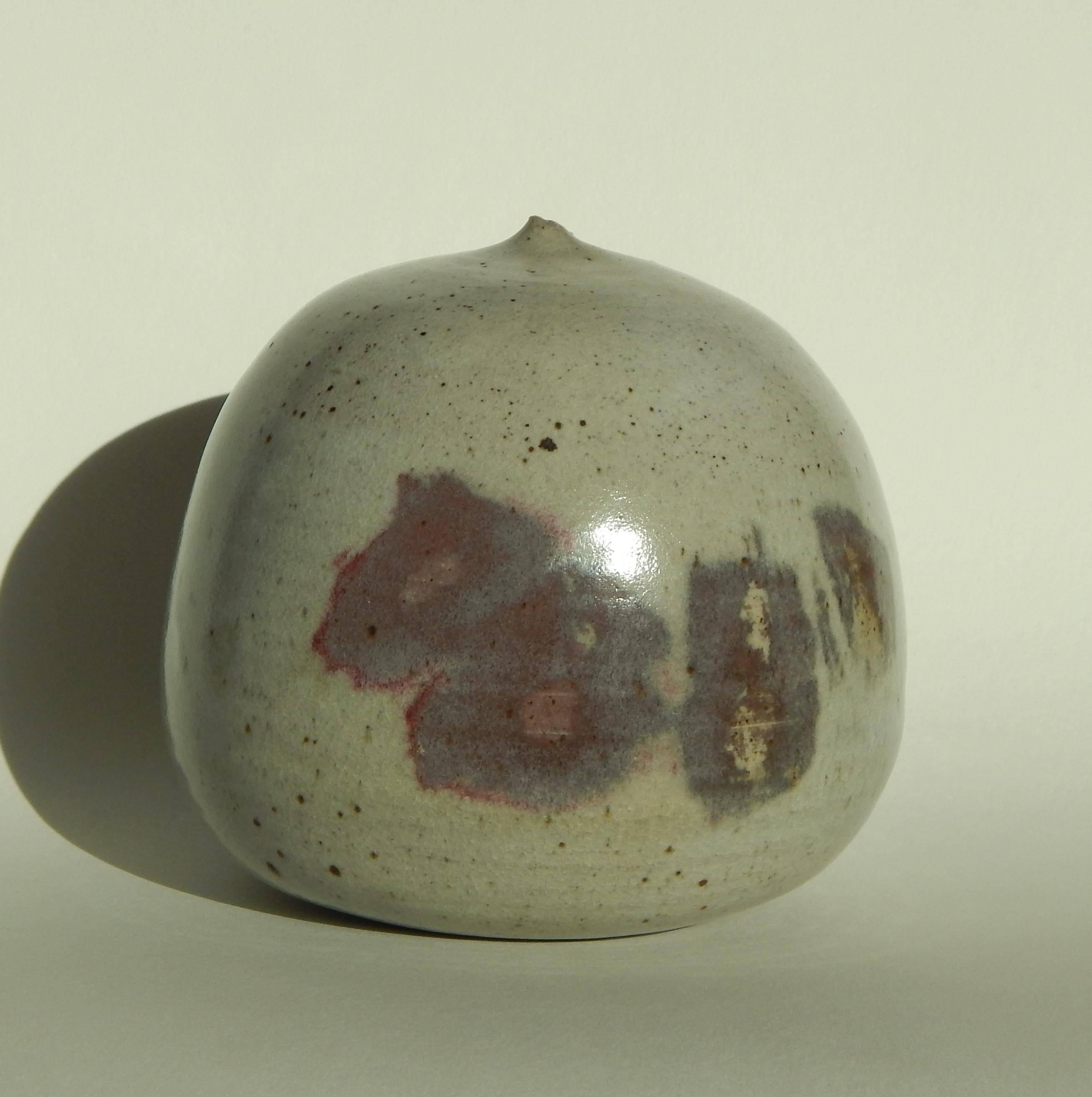 This beautiful moon pot with rattle is glazed in a serene grey with accents of mauve and rose.
It measures 6.25