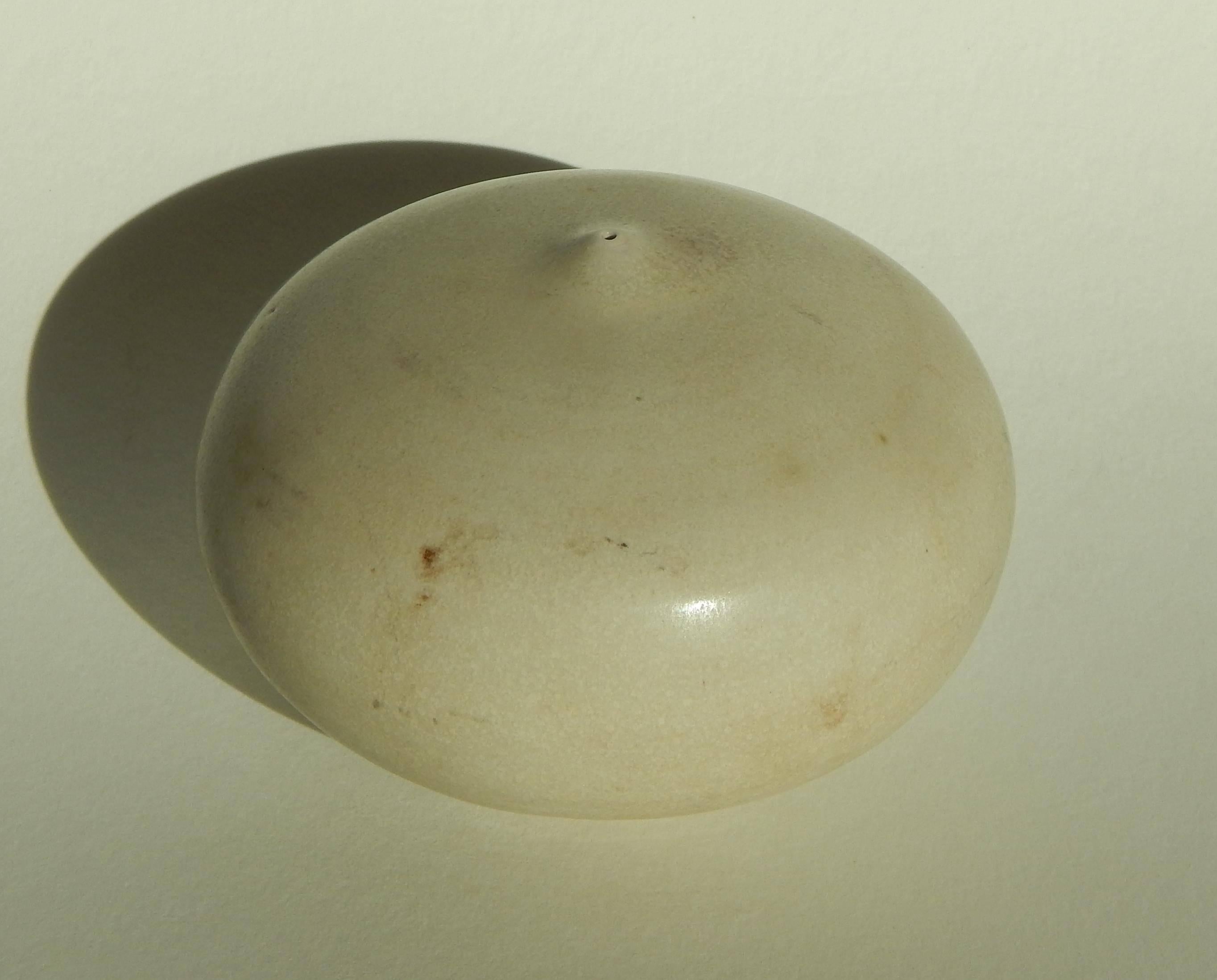 Toshiko Takaezu solid cream moon pot with rattle.
Measures: 3