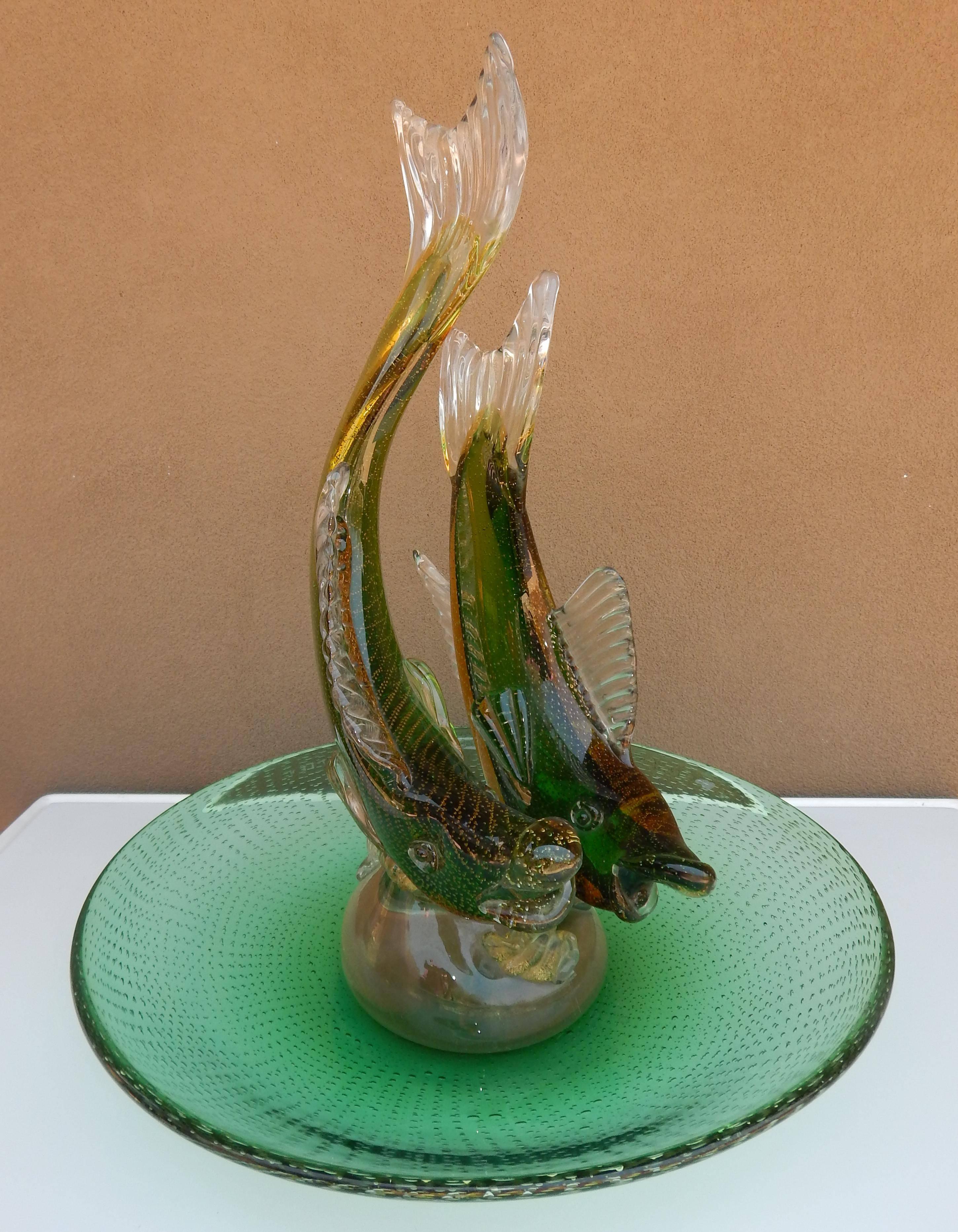 Alfredo Barbini beautiful bullicante Murano glass double fish figurine with bowl. 

This sculptural centerpiece is 24 inches tall and features a double Sommerso 
amber and green layer with hundreds of controlled glass bubbles throughout. 
It