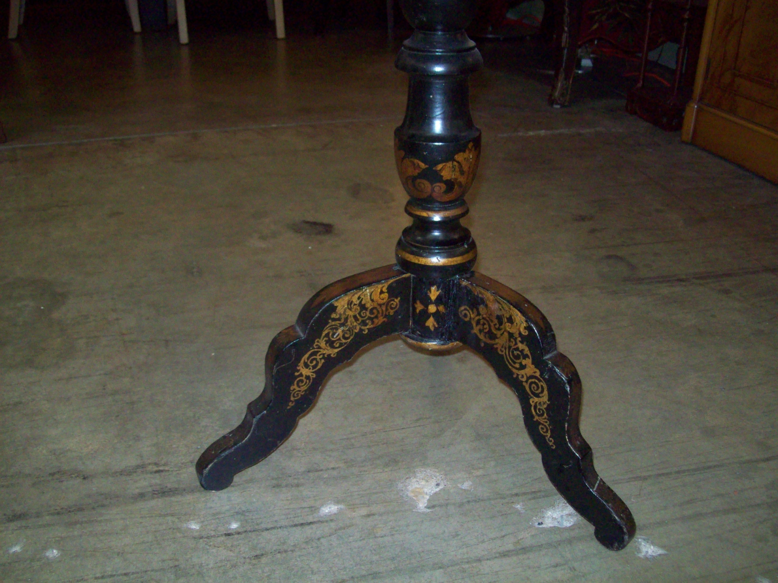 19th Century Chinoiserie English Lacquered Table 1