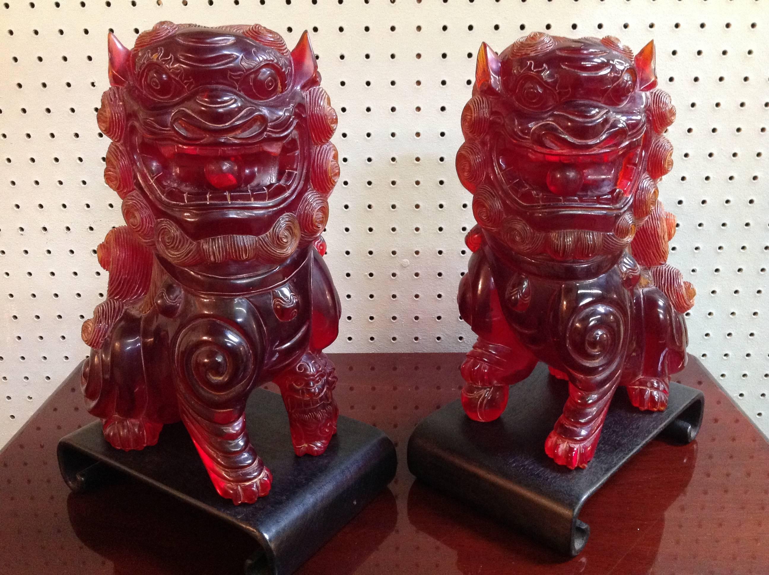Pair of Mid-20th Century Hand-Carved Chinese Reconstituted Amber Foo Lions For Sale 1