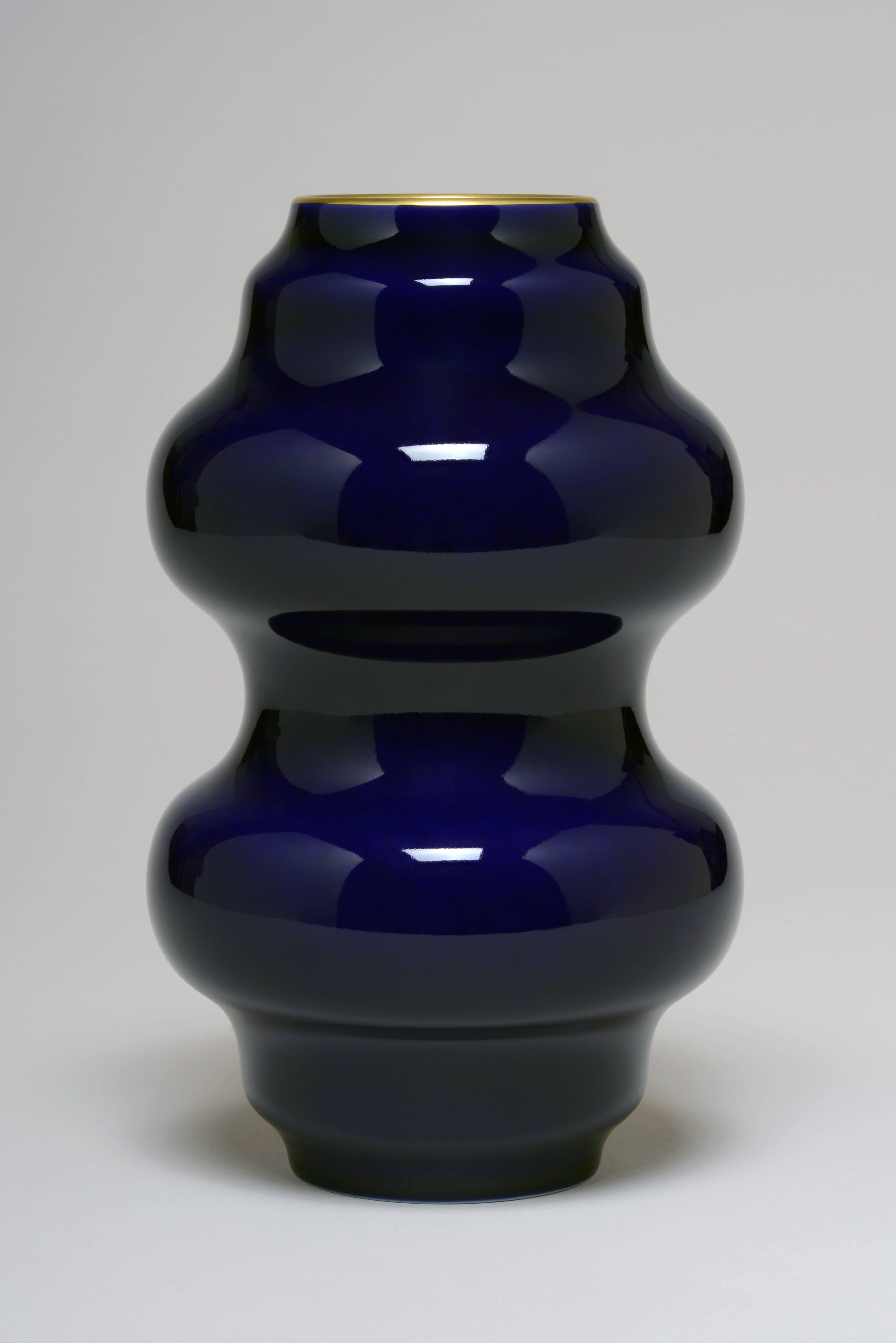 In 2011, Sèvres – Cité de la céramique ordered from François Dumas the creation of new shapes of vases, destined to become part of Sèvres’ collections. Dumas created four new vase shapes of great simplicity and sinuous lines, resembling a stack of