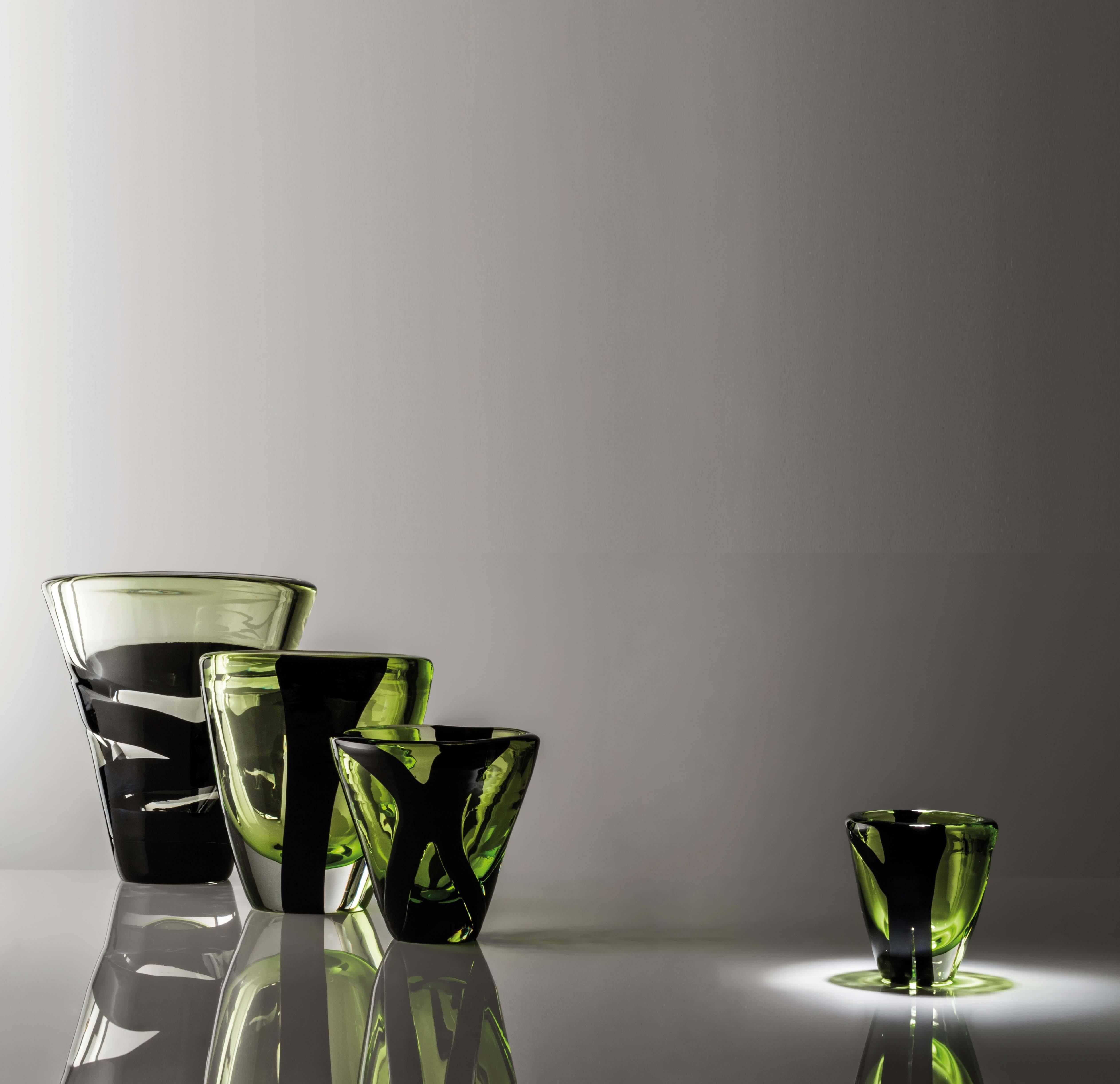 Ovale, extra-small in green with black decoration

The Ovale vase comes in four sizes with green and black decoration. This collection evolved from the architect's interest in the power of light and materiality. Subtle nuances in their coloring