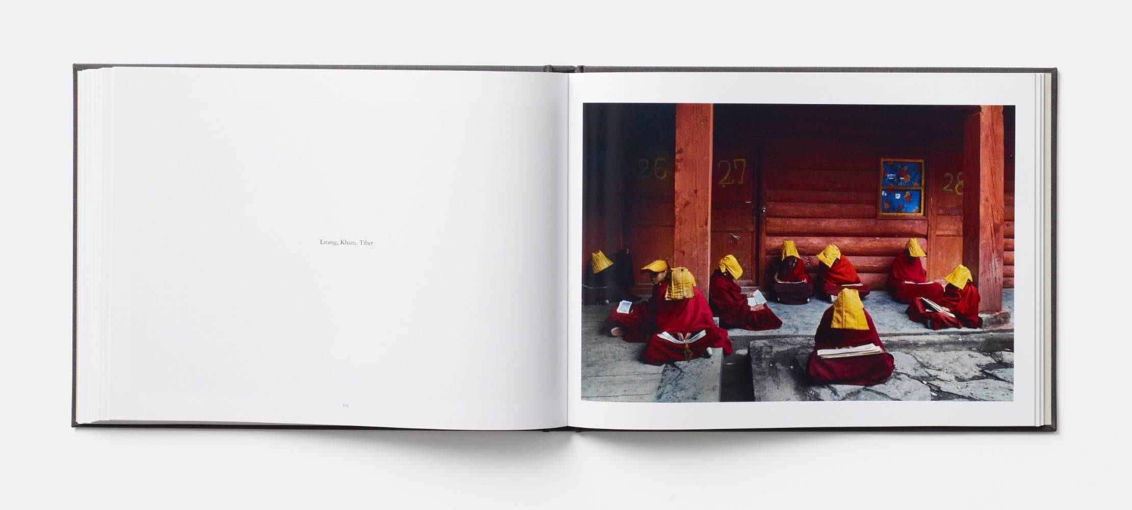 XXIe siècle et contemporain Steve McCurry sur les lectures en vente