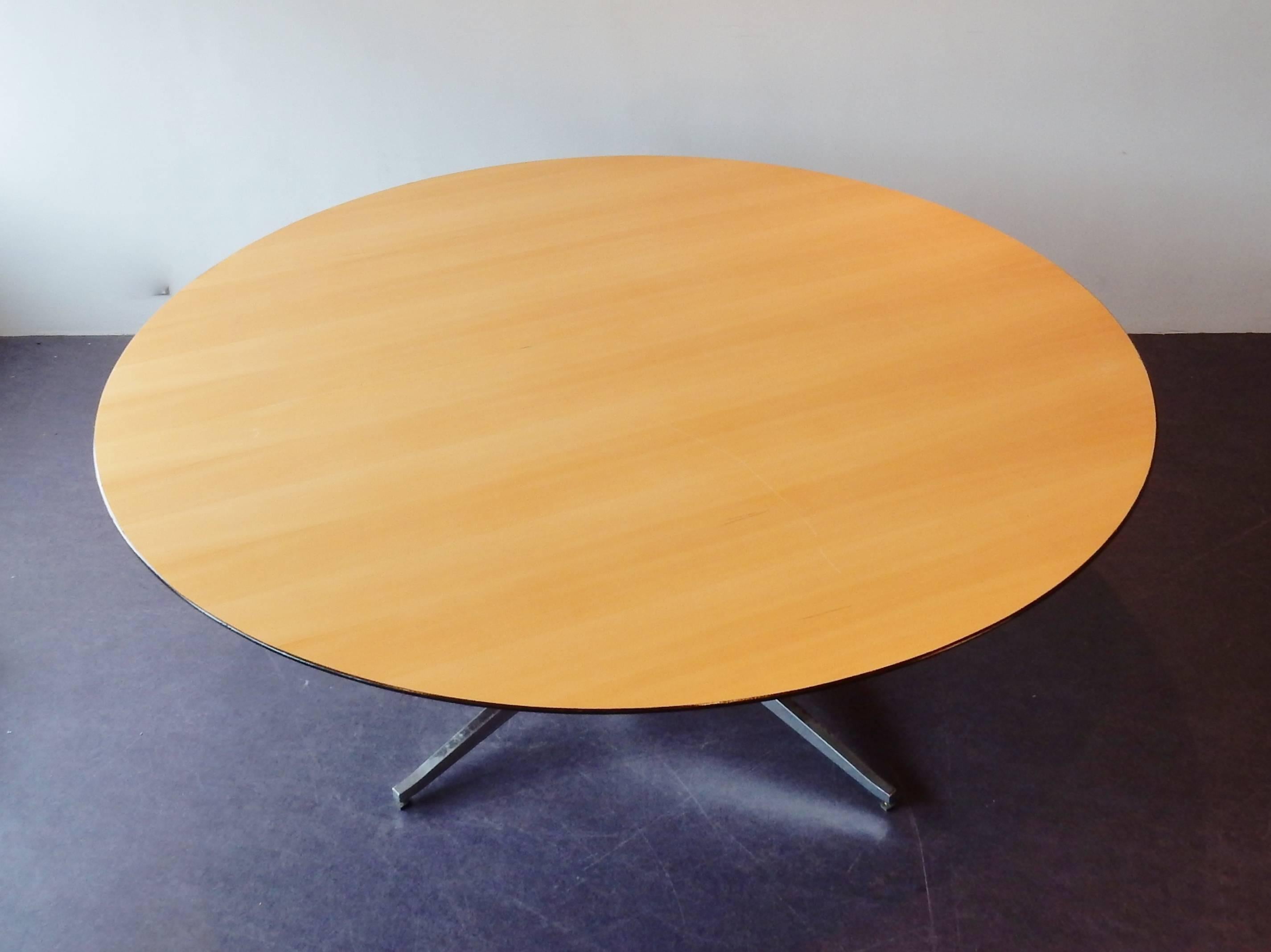 Plus size round dining or conference table by Florence Knoll for Knoll. The table, with a Ø of 200cm, has a beech veneered top with black lacquered bevelled edge. The table is in a very good and solid condition with signs of age and use. The top