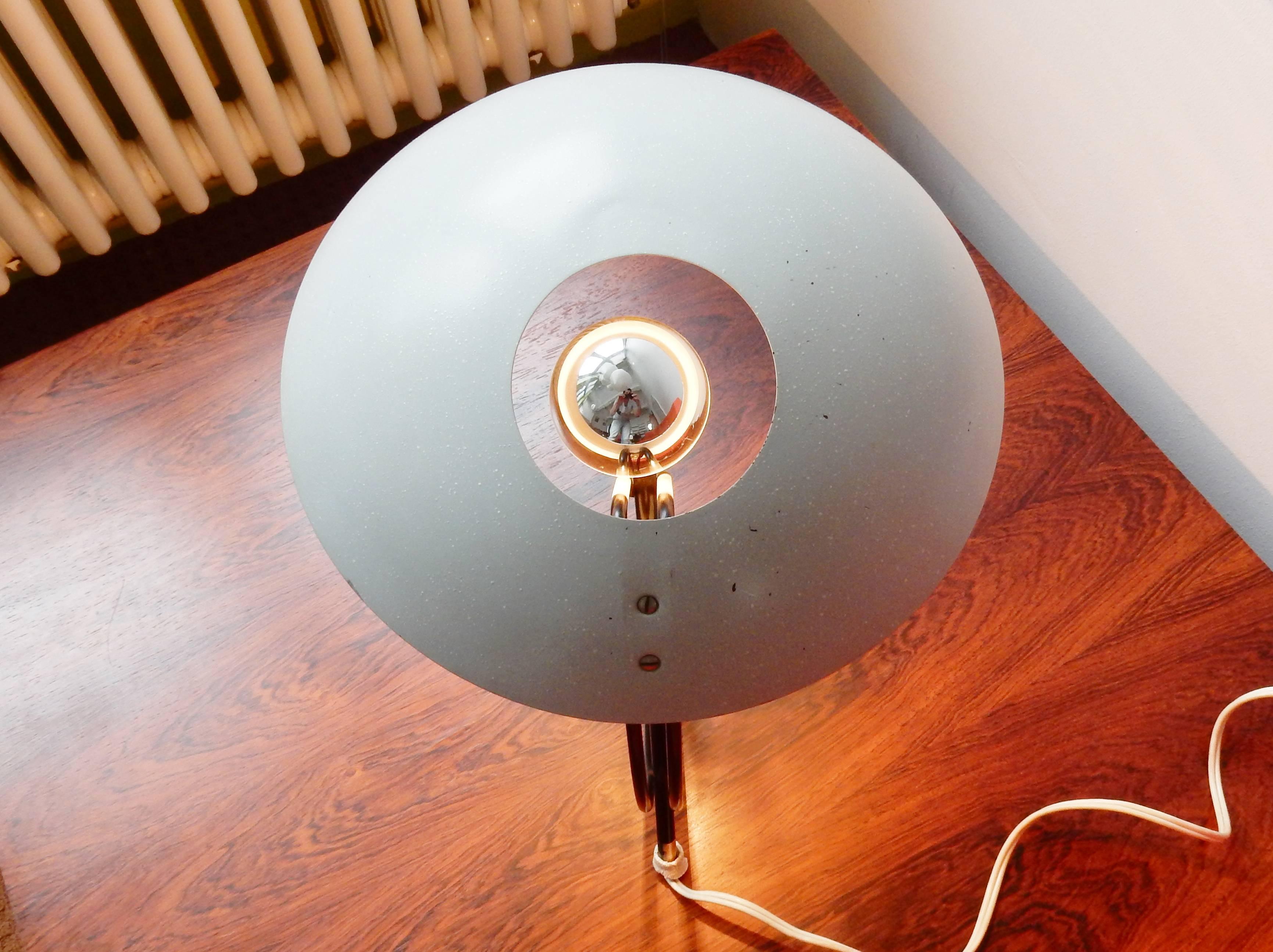This table or desk light is a design of Louis Kalff for Philips from the 1950s. A beautiful and subtle design that would fit into a more modern interior as much as it would fit a more classical interior. The light in a very good condition,