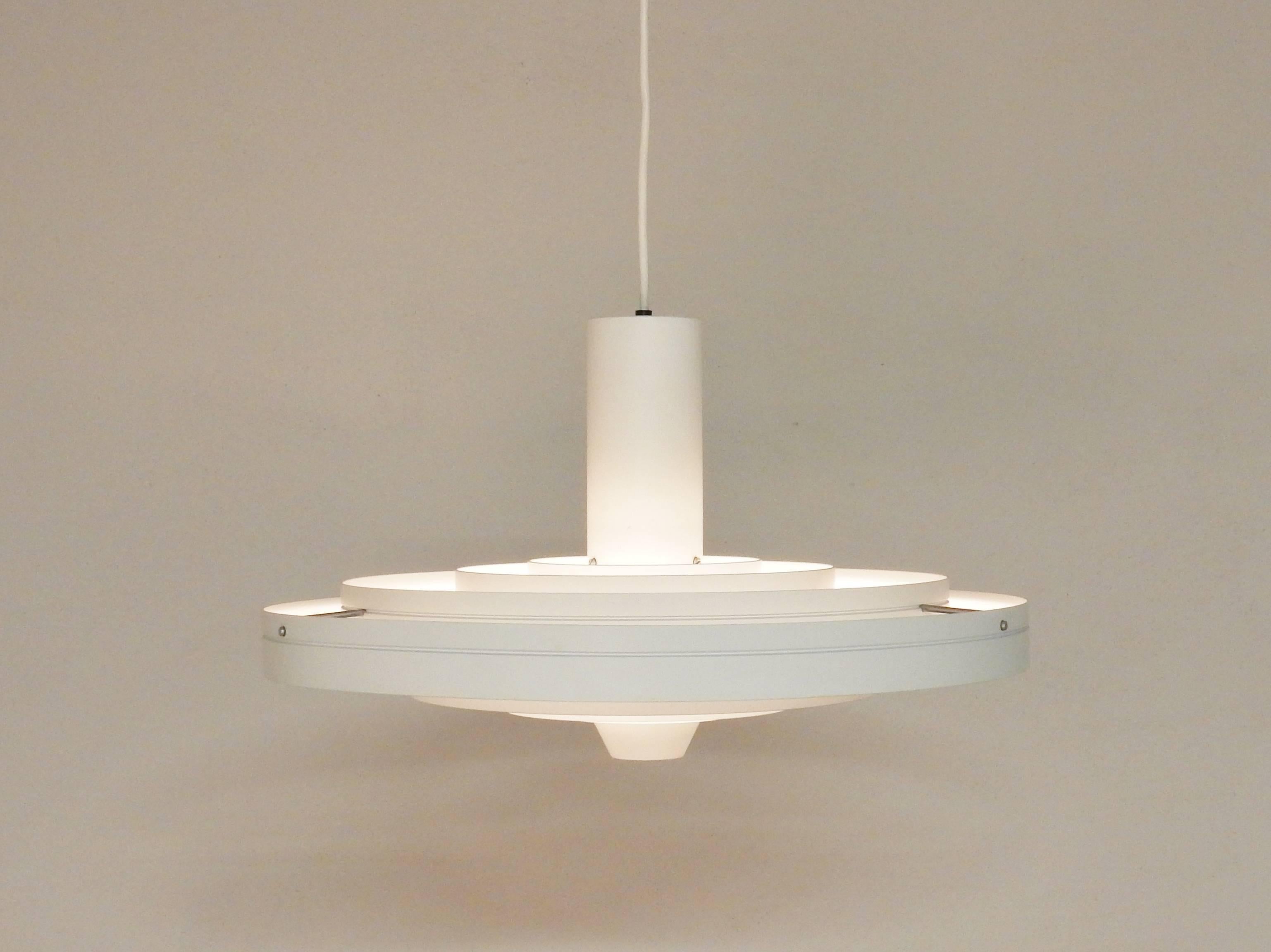 Beautiful pendant light of an airy and minimal design that would fit almost any interior. With a Ø of 47cm it is a perfect light for a dining table or other occasion.
This light is in a very good condition with minor signs of age and use.

The