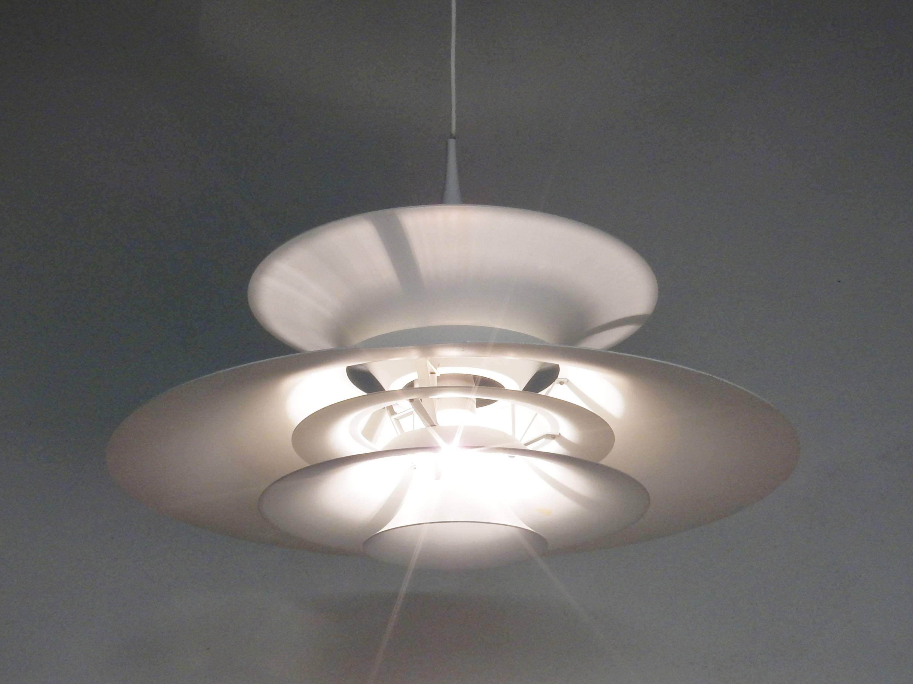 This pendant is of a quite large size of 60cm in Ø. The radius II is the second largest version of the radius lights. The size of this pendant light makes is very suitable for an entry hall or dining area. 
The pendant has an overall white color